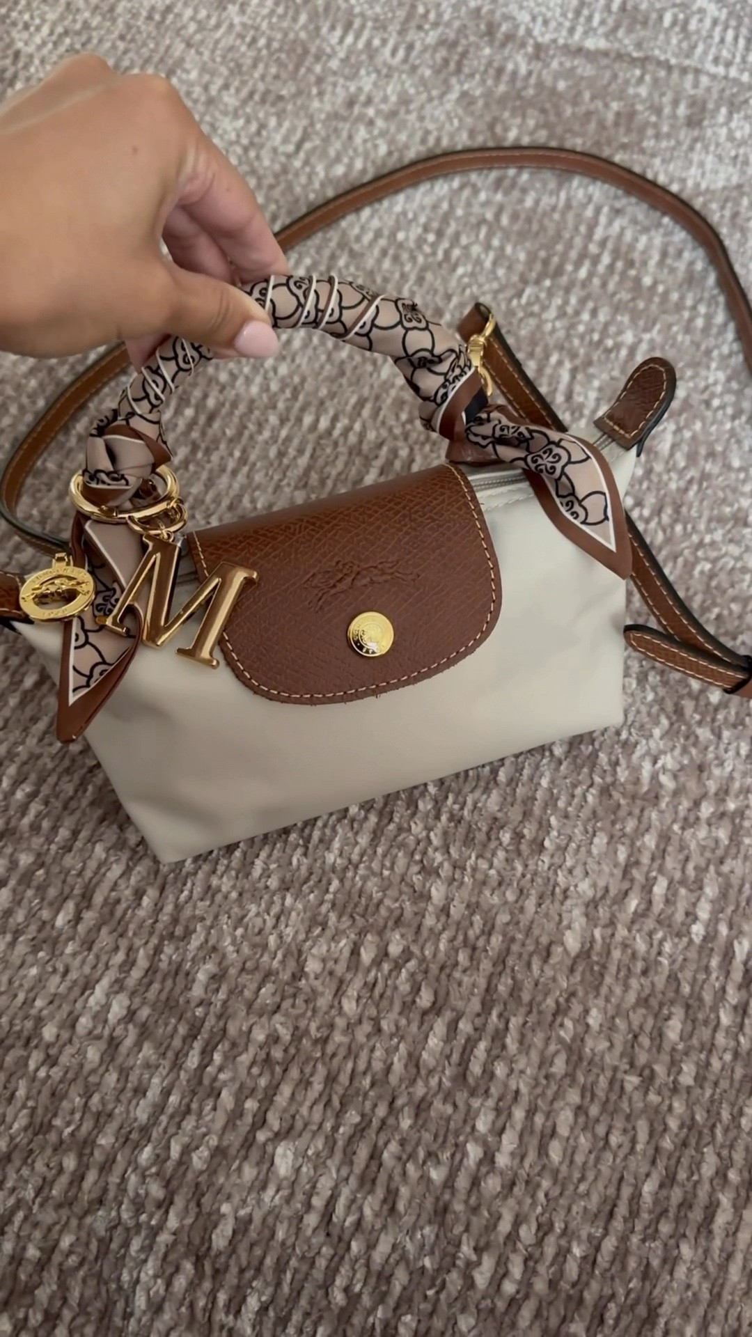 This Longchamp Le Pliage is my go-to! One of my favorite grab-and-go bags that holds all my little everyday essentials! 💖

#micheleonstyle 
#Longchamp
#LePliage
#AmazonFinds