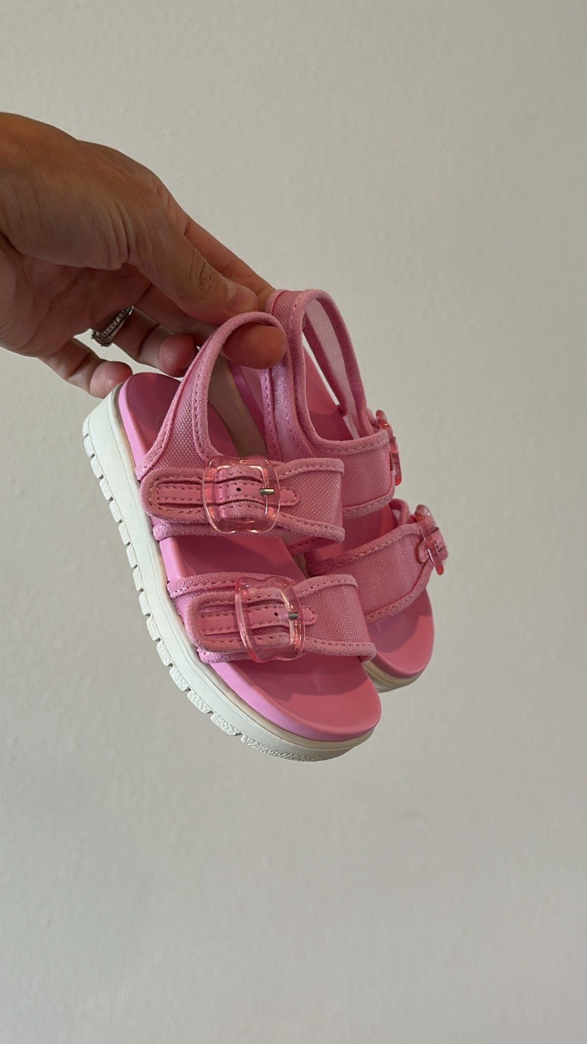 Toddler sandals💞

Summer shoes/ toddler/ sandals/ Velcro sandals / target finds / circle week 

#LTKStyleTip #LTKSeasonal #LTKKids