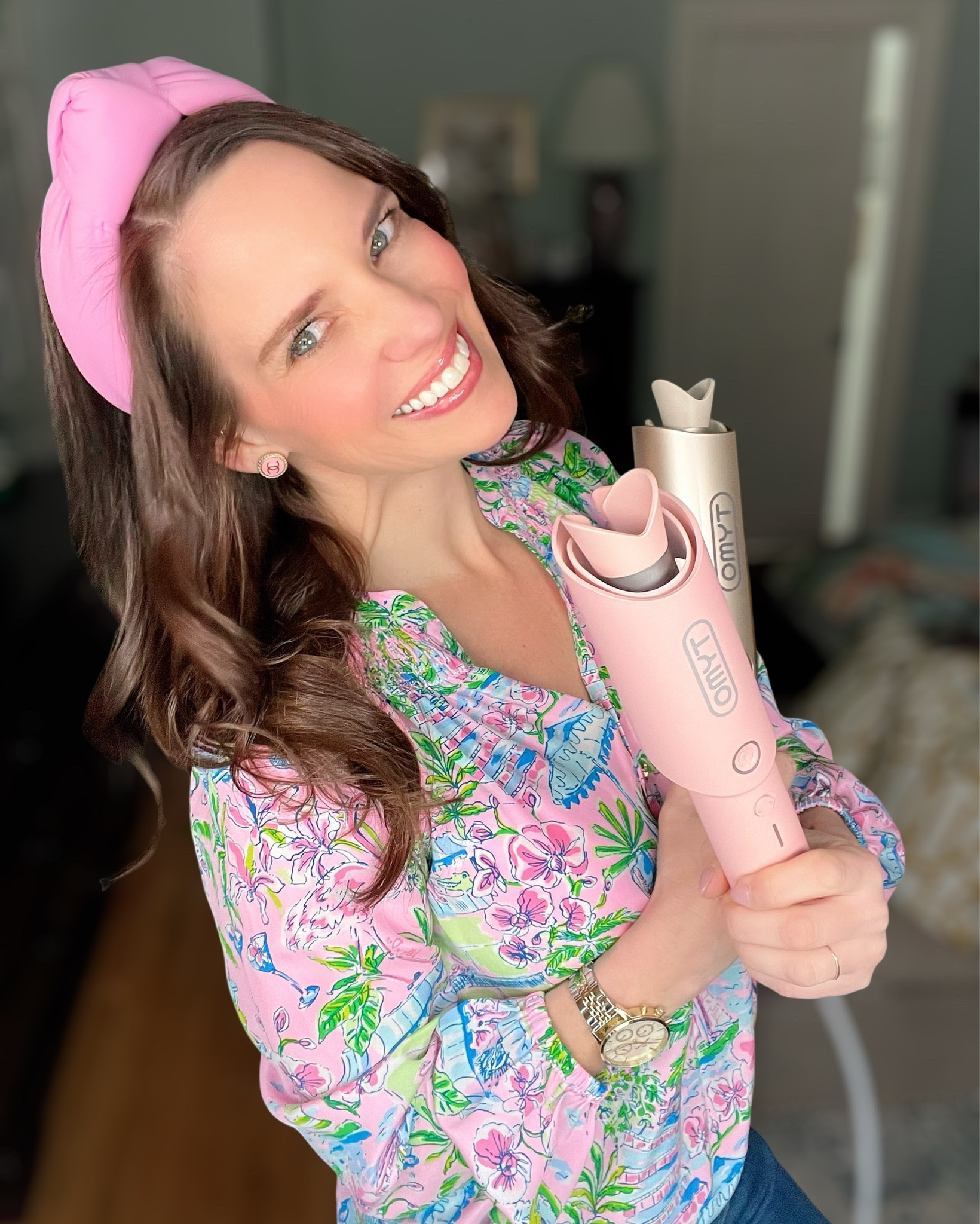 Easy Beach Waves with This Automatic Curling Iron 💕✨


This automatic curling iron has been my go-to lately for effortless beach waves 💗 Just one click and it rotates for you — no wrapping, no guessing, and no curling skills needed 🙌 It gives soft, bouncy curls in minutes and is perfect for busy mornings or quick touch-ups.

I love how smooth and shiny my hair looks every time thanks to the ceramic coating and ionic technology ✨ It doesn’t snag or tangle, and the cool-to-the-touch design makes it super easy to use, even if you’re not great with hair tools.

Such a great everyday styling tool and perfect for travel too — lightweight, dual voltage, and easy to toss in your bag 💕 Paired it with my Lilly Pulitzer top and pink accessories for the cutest getting-ready look 💗

automatic curling iron, beach wave hair, amazon beauty finds, easy curls, pink beauty tools, hair styling must haves, travel hair tools, everyday glam, mom life beauty ✨💄


#LTKgrwm #LTKBeauty #LTKmorningroutine