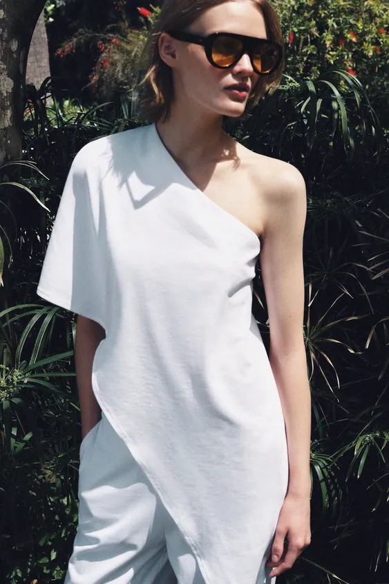 Long top with main fabric made from 100% compact cotton. Top with asymmetric neckline and short s... | Zara US