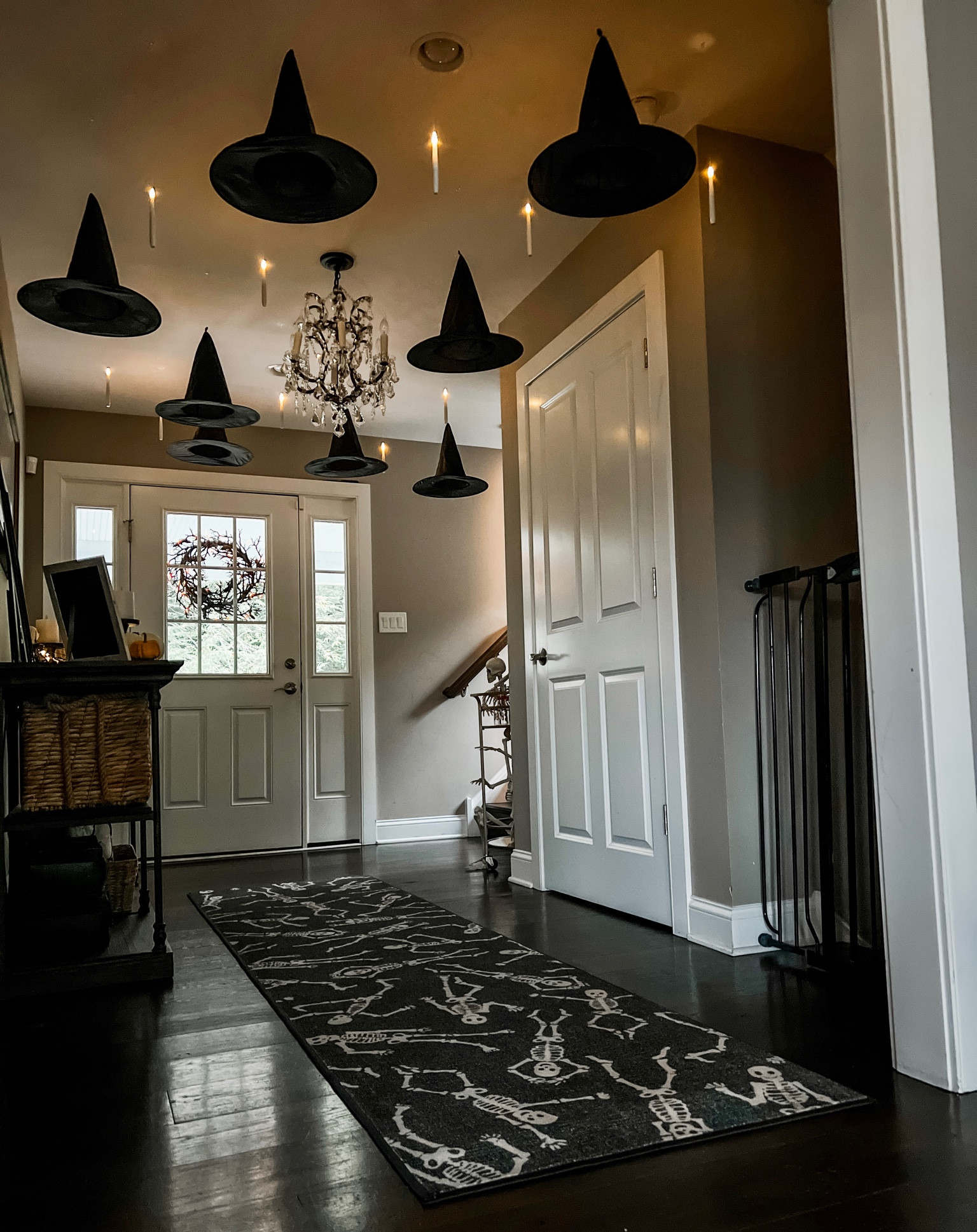 It’s spooky szn 🖤
.
.
.
#halloween #hats #home #decor #interior #rugs #fall #october 

#LTKHalloween #LTKhome #LTKparties