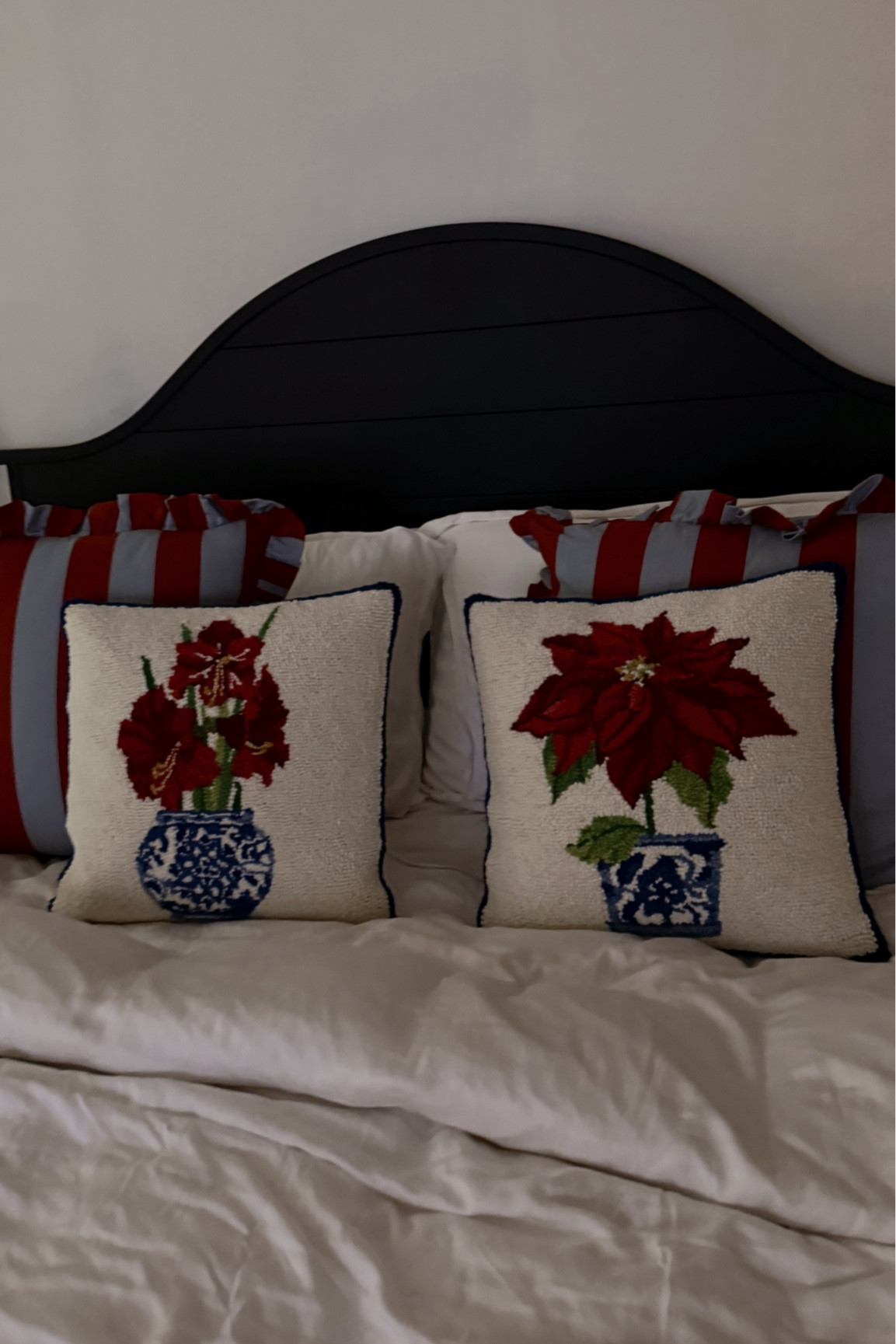 My little Christmas bed 🥲

#LTKHoliday #LTKFindsUnder100 #LTKHome
