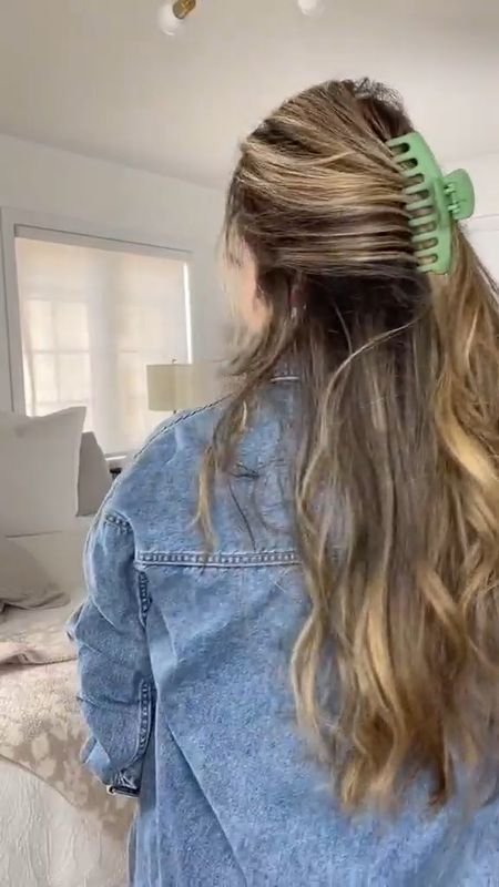 Follow along this super easy claw clip hack! 

Perfect for when you’re in a rush or just want to add a little something extra to your outfit and hair! Perfect mom style/on the go style. And also perfect for work!



Easy hairstyle, hair essentials, spring hairstyle, summer hairstyle, Karla Kazemi, hair hack, claw clip hack, claw clip.

#LTKstyletip #LTKtravel #LTKbeauty