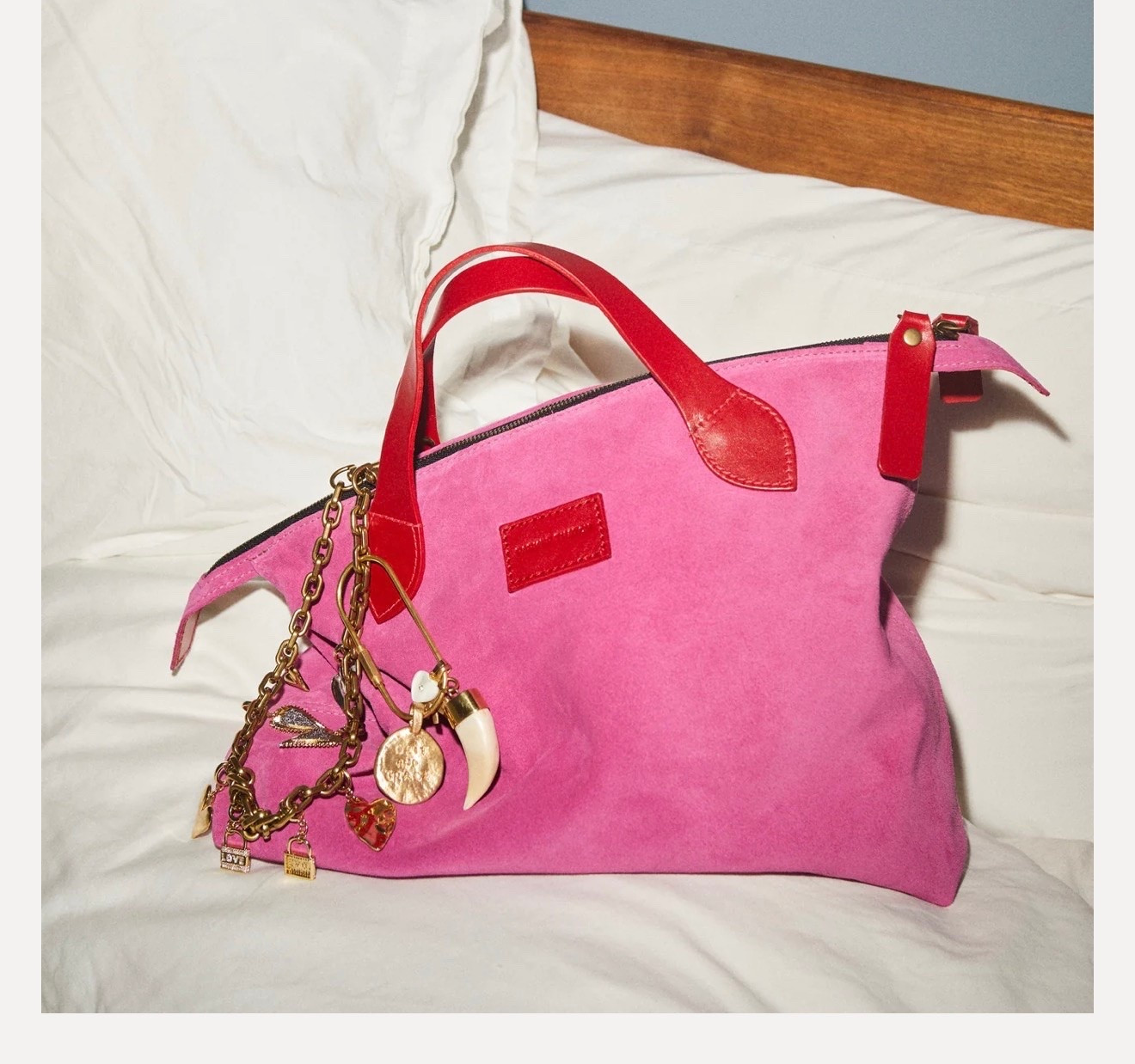 Charlie - Suede Pink
Parker Thatch

A chic, slouchy handbag expertly hand crafted from luxurious Italian suede and soft pebbled leather. Embracing a relaxed silhouette, this medium-to-large-sized bag exudes effortless sophistication. With

#LTKootd #LTKTravel #LTKWorkwear