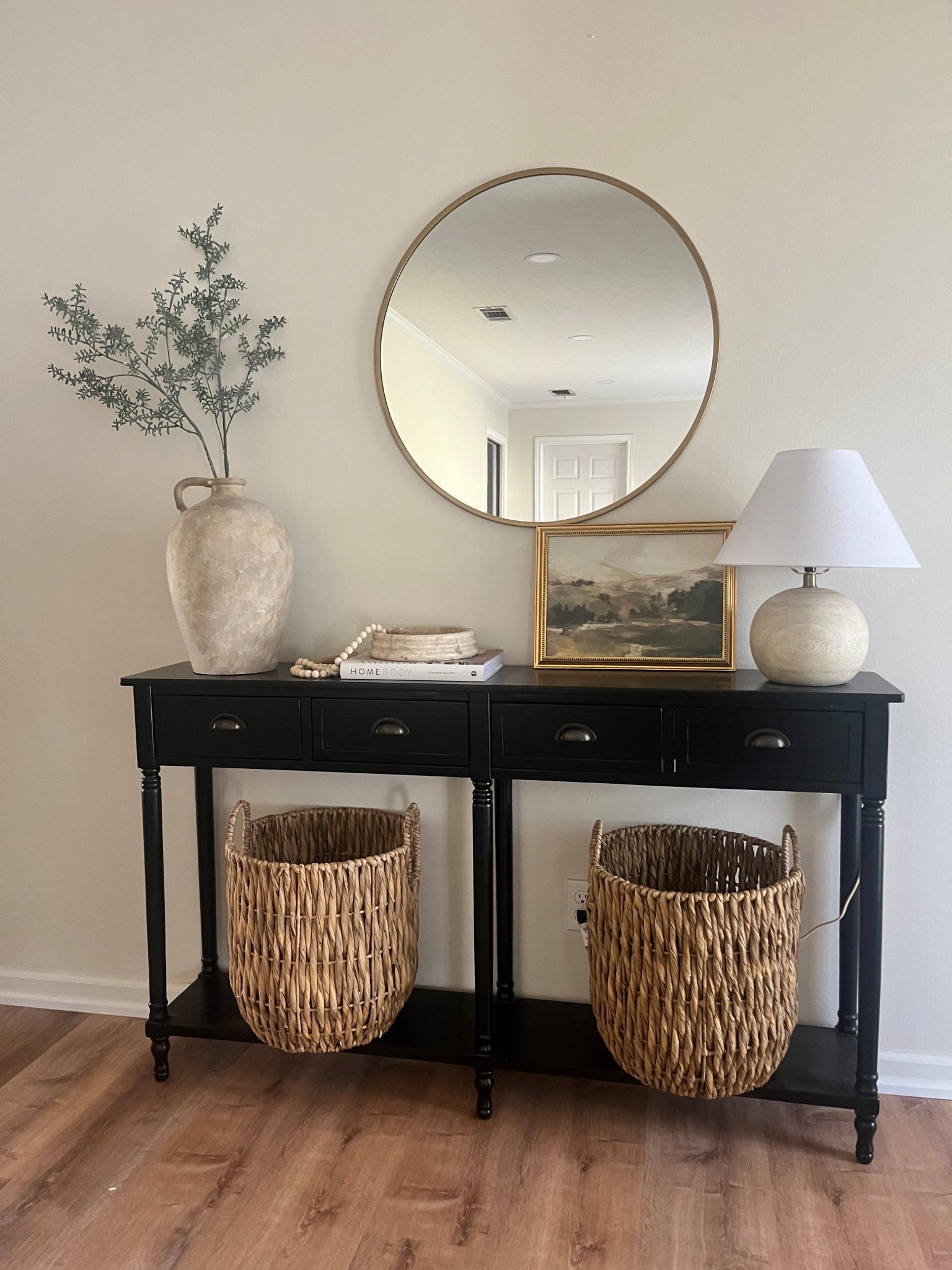 Spruce up your home with this gold mirror today!✨ #ad #LowesPartner @loweshomeimprovement


#LTKFindsUnder100 #LTKHome #LTKSaleAlert