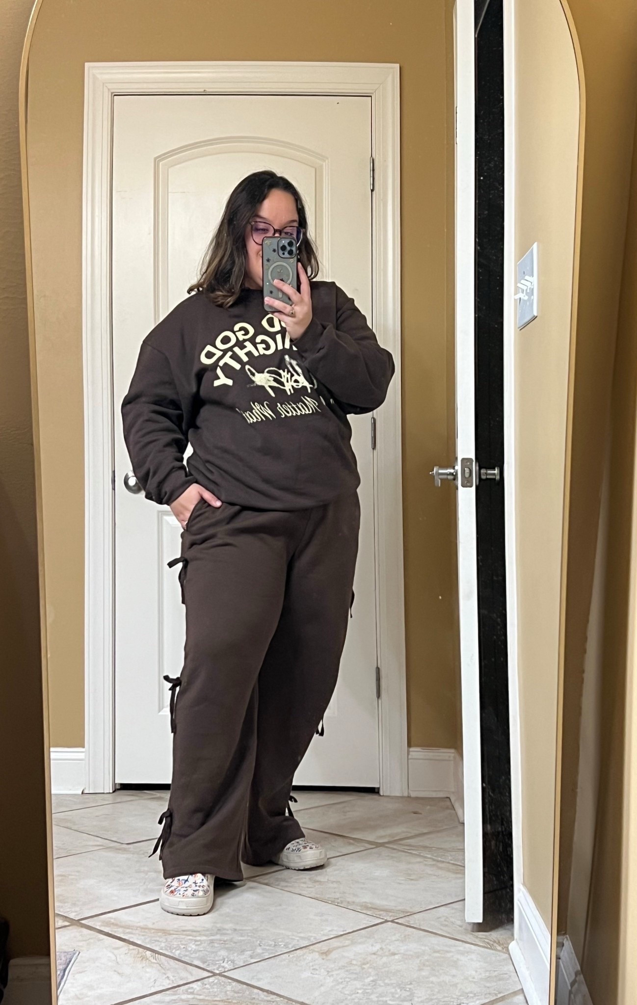 Cozy graphic sweatshirt paired with relaxed fit sweatpants 🤎
Soft, comfortable, and perfect for an everyday casual outfit or lounging at home.
Wearing my true size — linked on LTK ✨


#LTKPlusSize #LTKootd #LTKSeasonal
