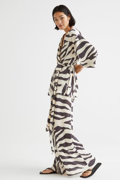 Conscious choiceTrousers in woven fabric with a high waist that has covered elastication at the b... | H&M (UK, MY, IN, SG, PH, TW, HK)