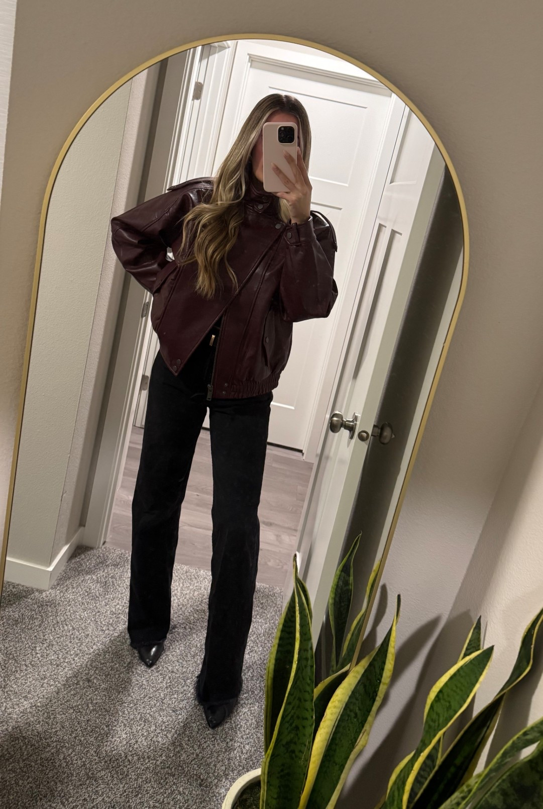 My all time FAV leather jacket. So versatile, in the most gorgeous burgundy color 🫶🏼 

#burgundy 
#leatherjacket
#funnelneck
