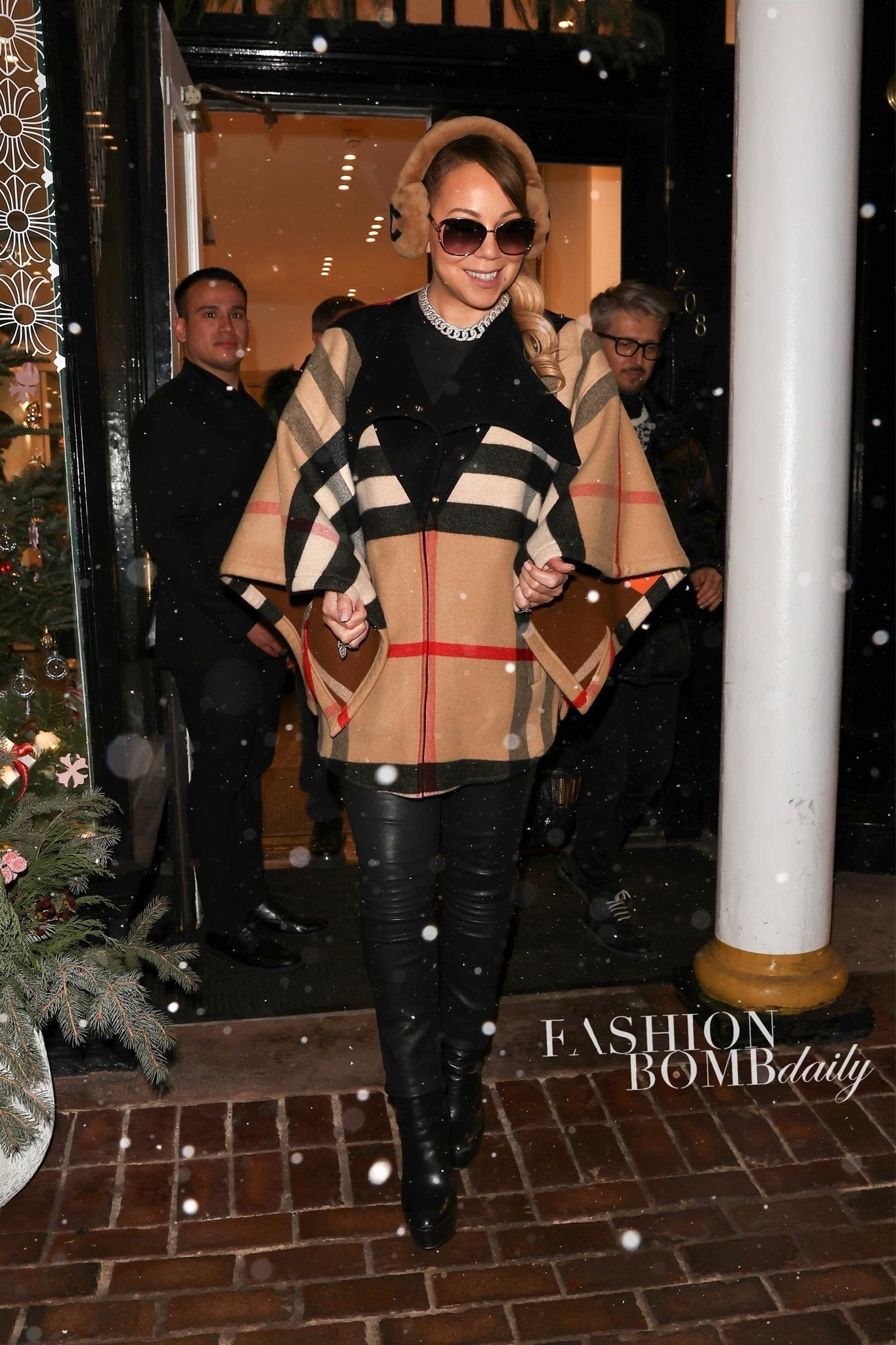 @mariahcarey did some #christmasshopping in #aspen wearing a $3,800 @burberry contrast lapel cape and $1,000 @chanelofficial earmuffs. Treat yourself this #christmas and shop #mariahcareystyle at the link in bio!
📸 Backgrid #mariahcarey #mariahcareyfbd #burberry #chanel 
