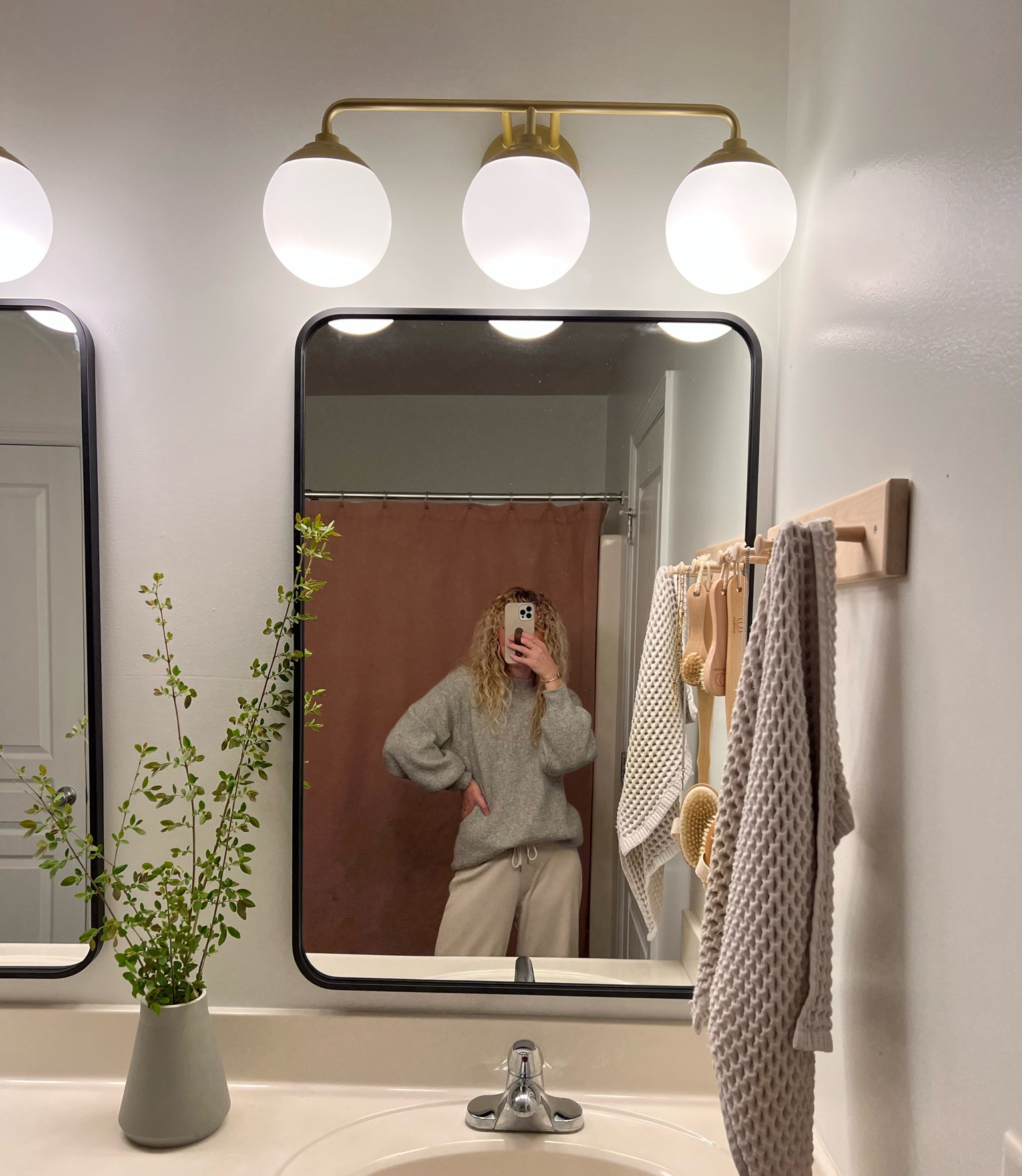 Swapped out our bathroom lights & mirrors! It completely elevated the space 😍