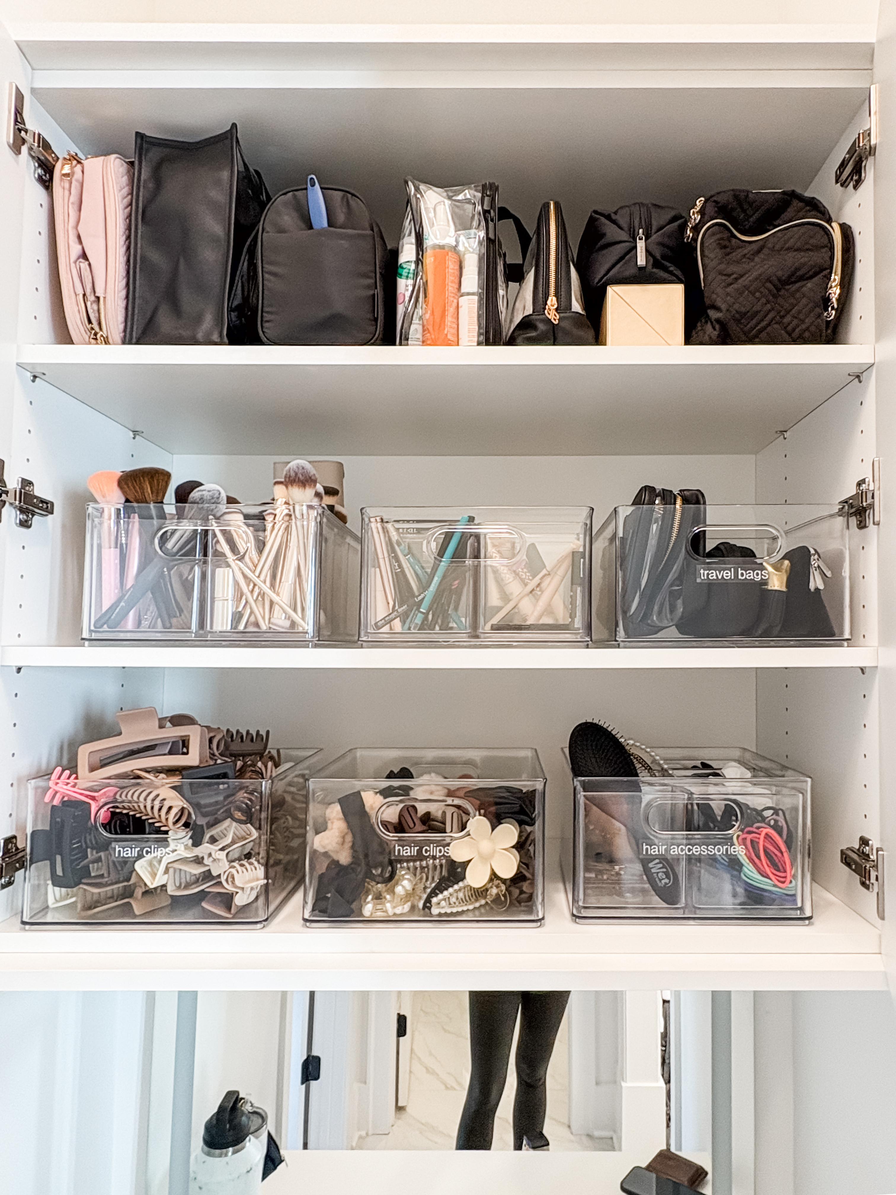 We spy with our little eyes some perfectly organized shelves and also the organizer taking this picture! Mirrors, man.😅

If your bathroom shelves need our assistance, we're happy to help! DM us. 

 