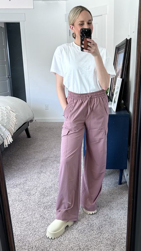 Obsessed with these new lightweight, wide leg cargo pants from Old Navy! 

Top: TTS 
Pants: Size down one size
Shoes: TTS 

#LTKunder50 #LTKunder100 #LTKstyletip