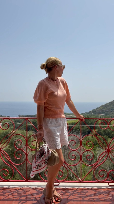 Cashmere Kurzarm & weiße Shorts

#LTKsummer #LTKshoes #LTKstyletip