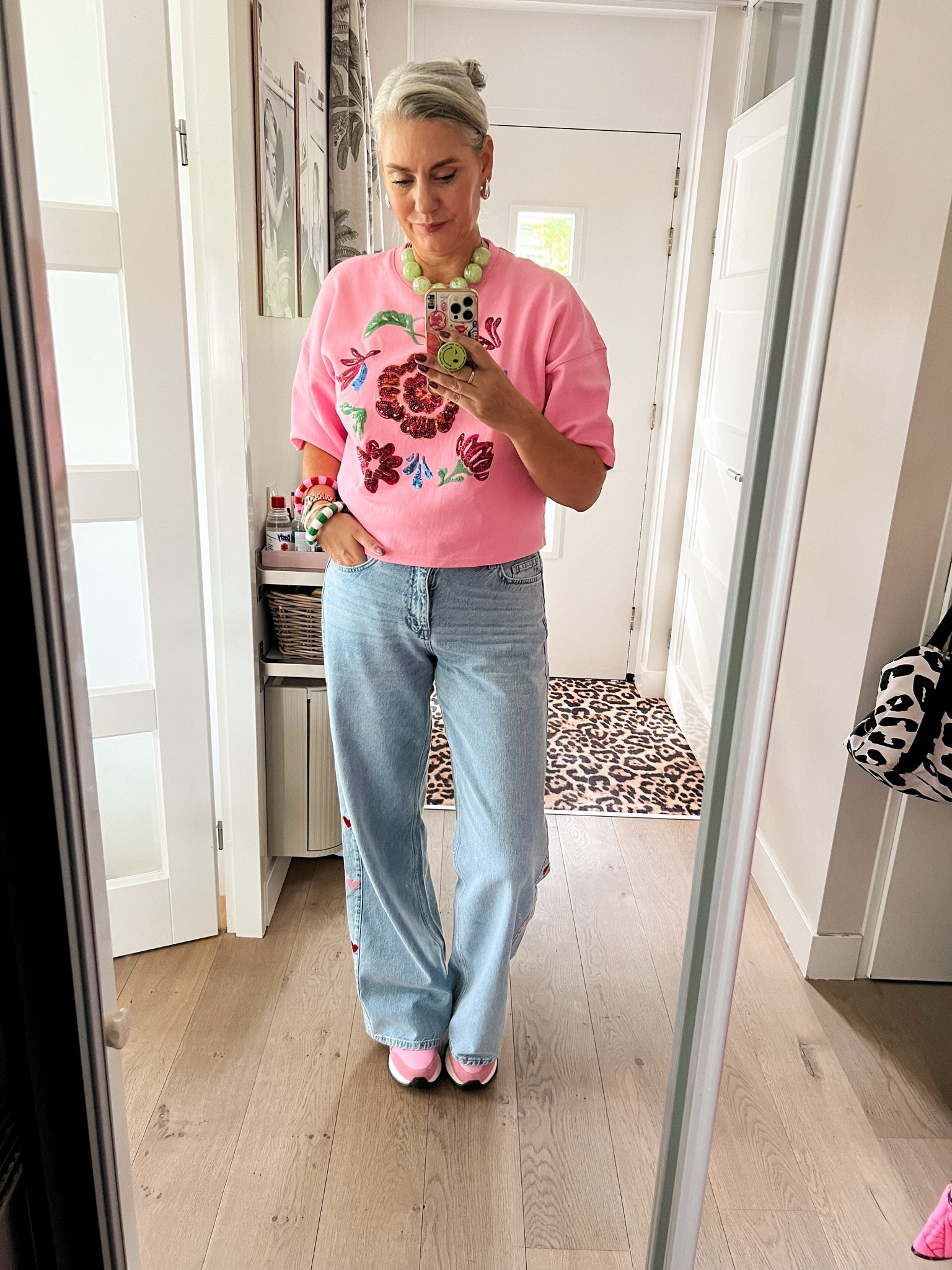 OOTD - Vrijdag. Ik heb keelontsteking, voel me beroerd en wil het liefst in bed blijven maar ik heb te veel te doen. Een hele makkelijke outfit dus. Roze sweater met korte mouw en gekleurde pailetten print van Norah (voorjaar ‘26) op een wide leg jeans met geborduurde hartjes langs de zijkant (https://most-wanted-nl.mpic.link/6470186 maat L/tall). De groene ketting is van Bijou Brigitte. Een paar gestreepte armbanden en roze sneakers maken het af.

#LTKnederlands #LTKeurope #LTKmidsize