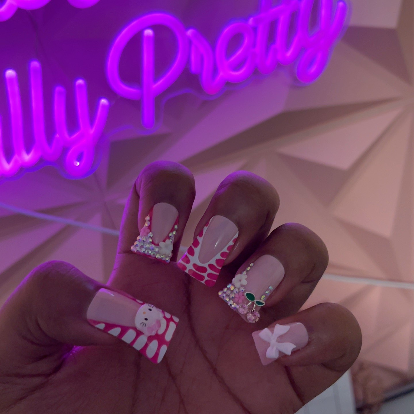 beautiful press on nails! 💗