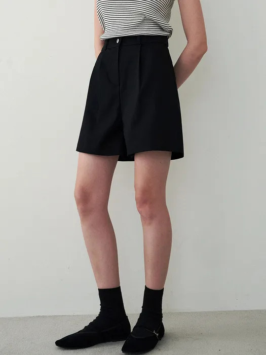 Classic Pin-tuck Bermuda Pants _ Black | W Concept (US)
