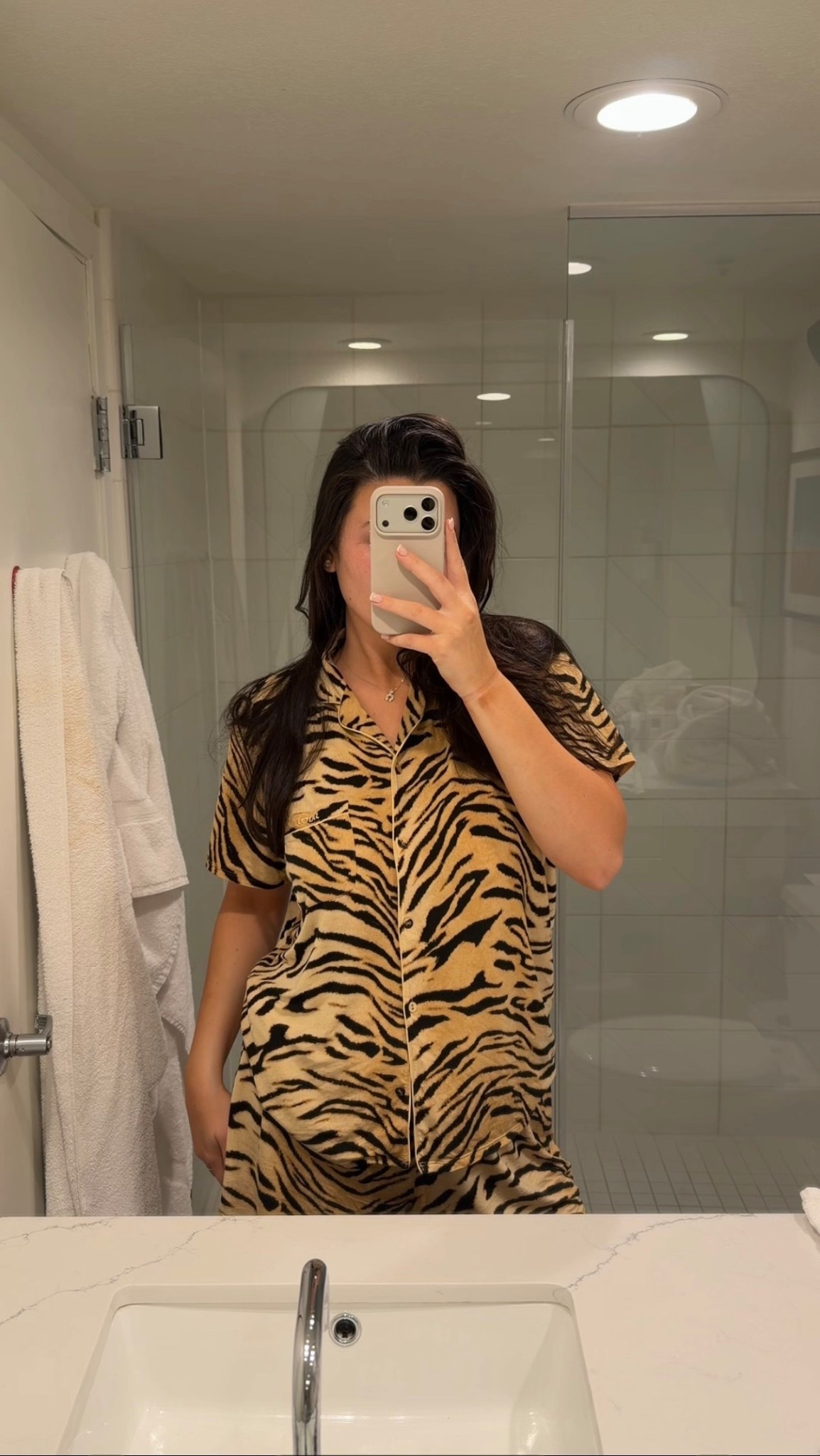 The comfiest pajamas! Wearing size large 🤎 


#skims #pajamas 

#LTKselfcare #LTKFindsUnder100