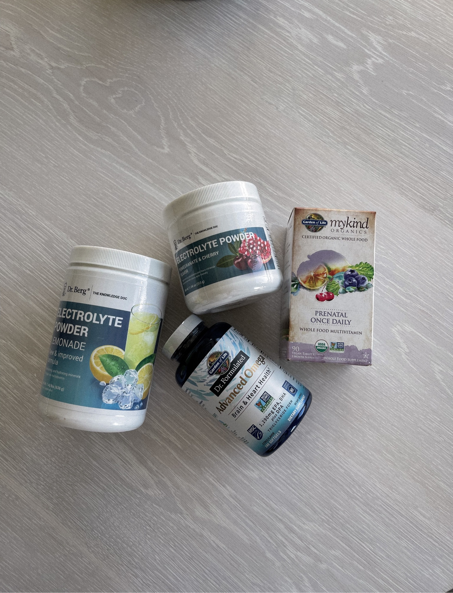 🌱 restocked my vitamins 🌱
Electrolytes . Fish oil, omega-3 . 
Prenatal ones daily (drinking while pregnancy, and while breast-feeding)  