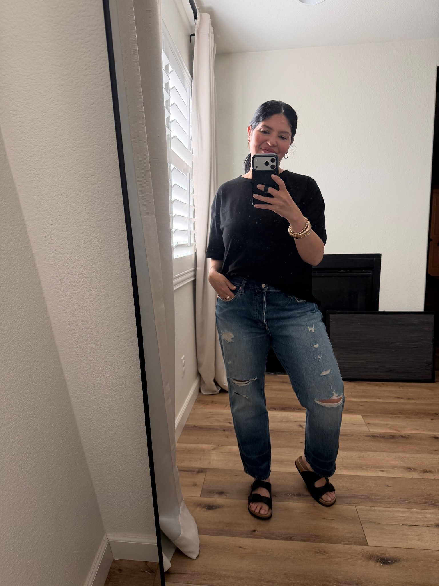 Medium in the top. 10 in the jeans 