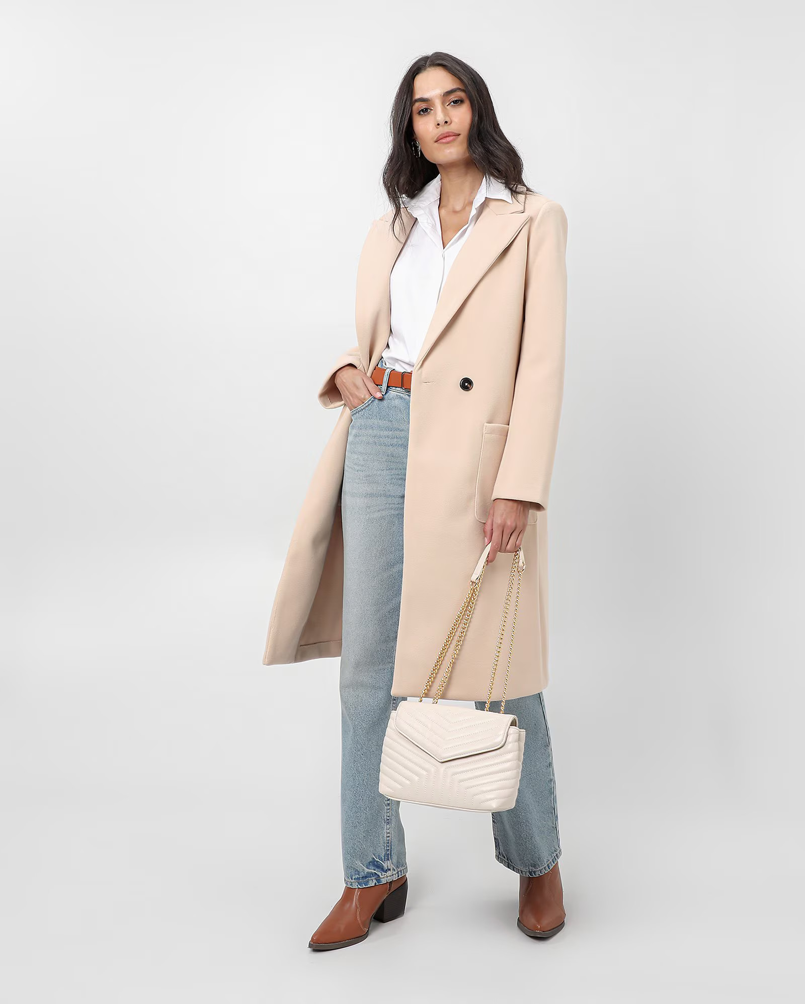 Trench coat feminino em polivelour com botões e lapela bege - Bege |  AK by Riachuelo | Riachuelo (BR)