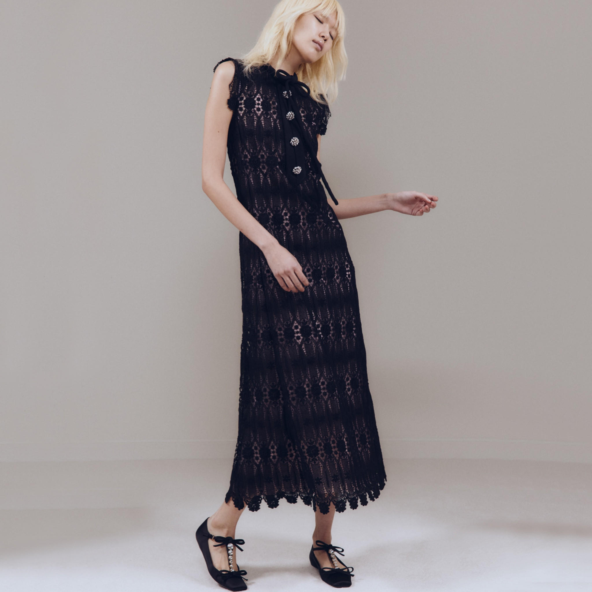 Summer turns into Fall with this chic LBD 

#LTKSeasonal #LTKStyleTip