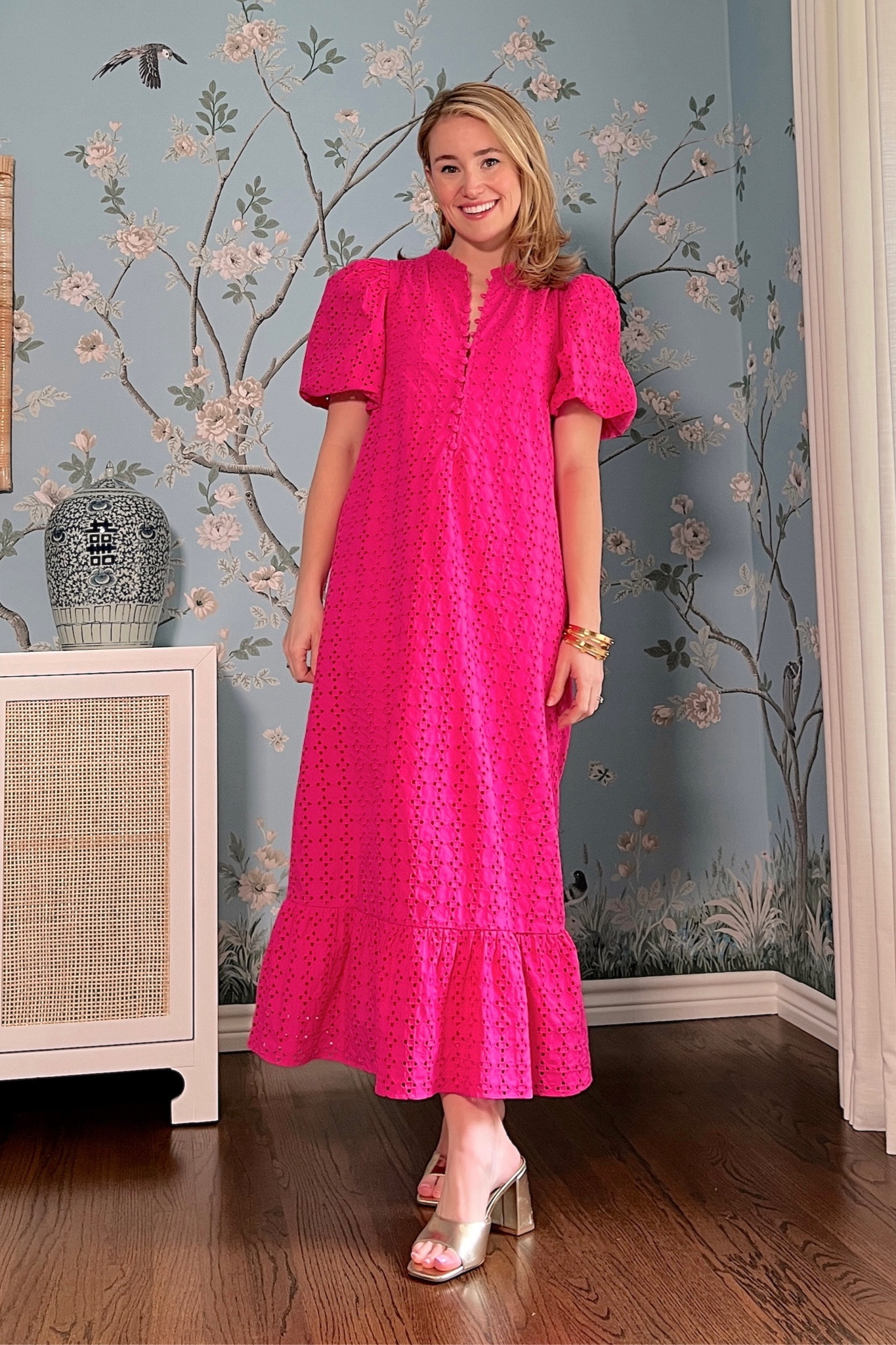 The perfect pink dress to have in your wardrobe this spring and summer! Order your usual size, I’m in an XS.