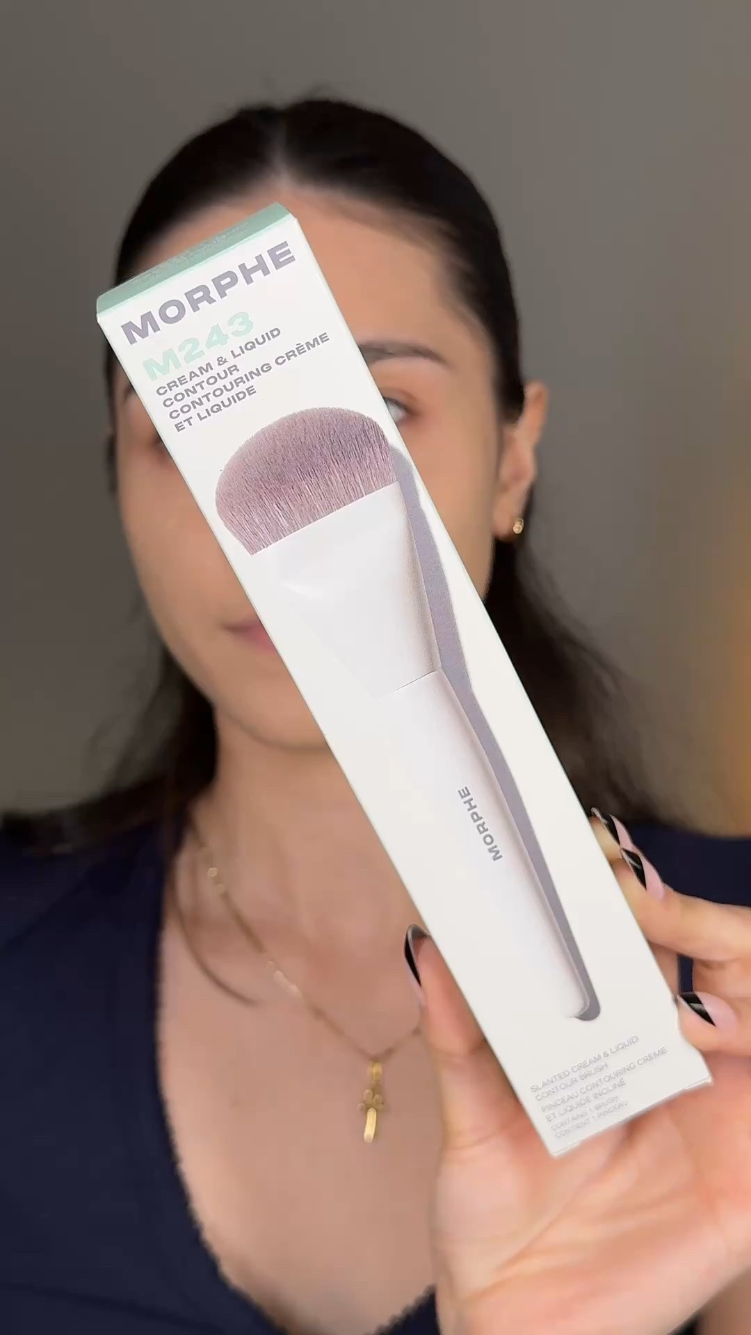 Dice que es para Contour pero como es lo suficiente densa funciona para aplicar a toques y barrido así que la verdad yo la amo para la base, el contour y el blush!🙂‍↔️

#LTKBeauty
