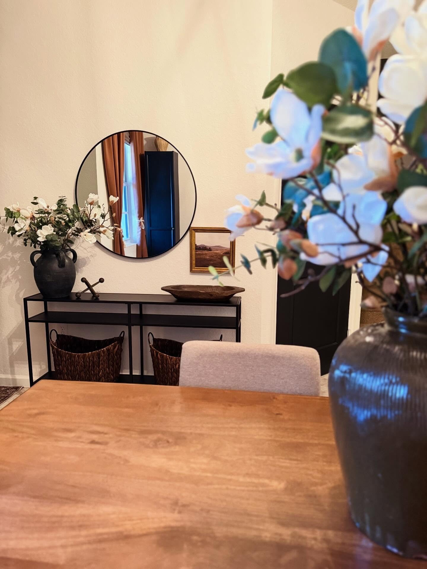 Entryway & Dining views✨

Follow @chantice_at_home for more small home inspiration

 #jesuslovesyou#homedecor#foryoupage#explorepage#cozyhome
