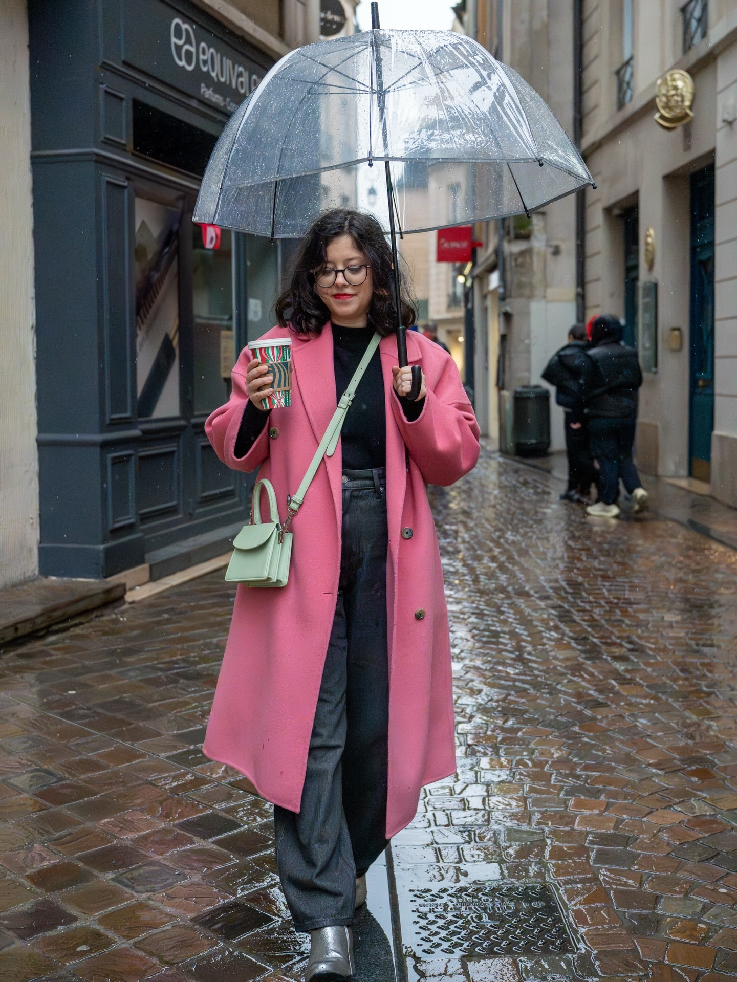 Le meilleur moyen de combattre la pluie et la dépression saisonnière, c’est d’ajouter de la couleur à son look.
Je dis toujours : « On ne peut pas être triste en portant du rose » 😂

C’est quoi ton astuce pour un look de pluie stylé ?

#LTKwinter #LTKjeans #LTKFashionMonth