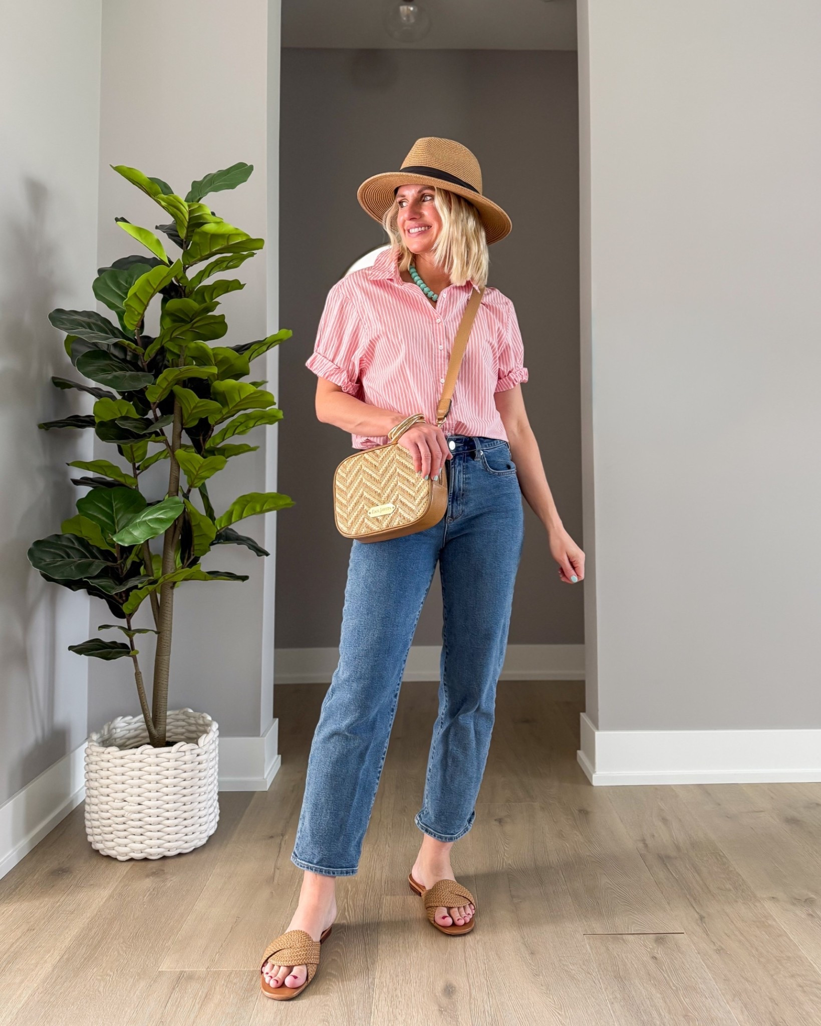 Pink short sleeve button-down shirt paired with cropped straight leg jeans! 
Top- xs
Jeans-25