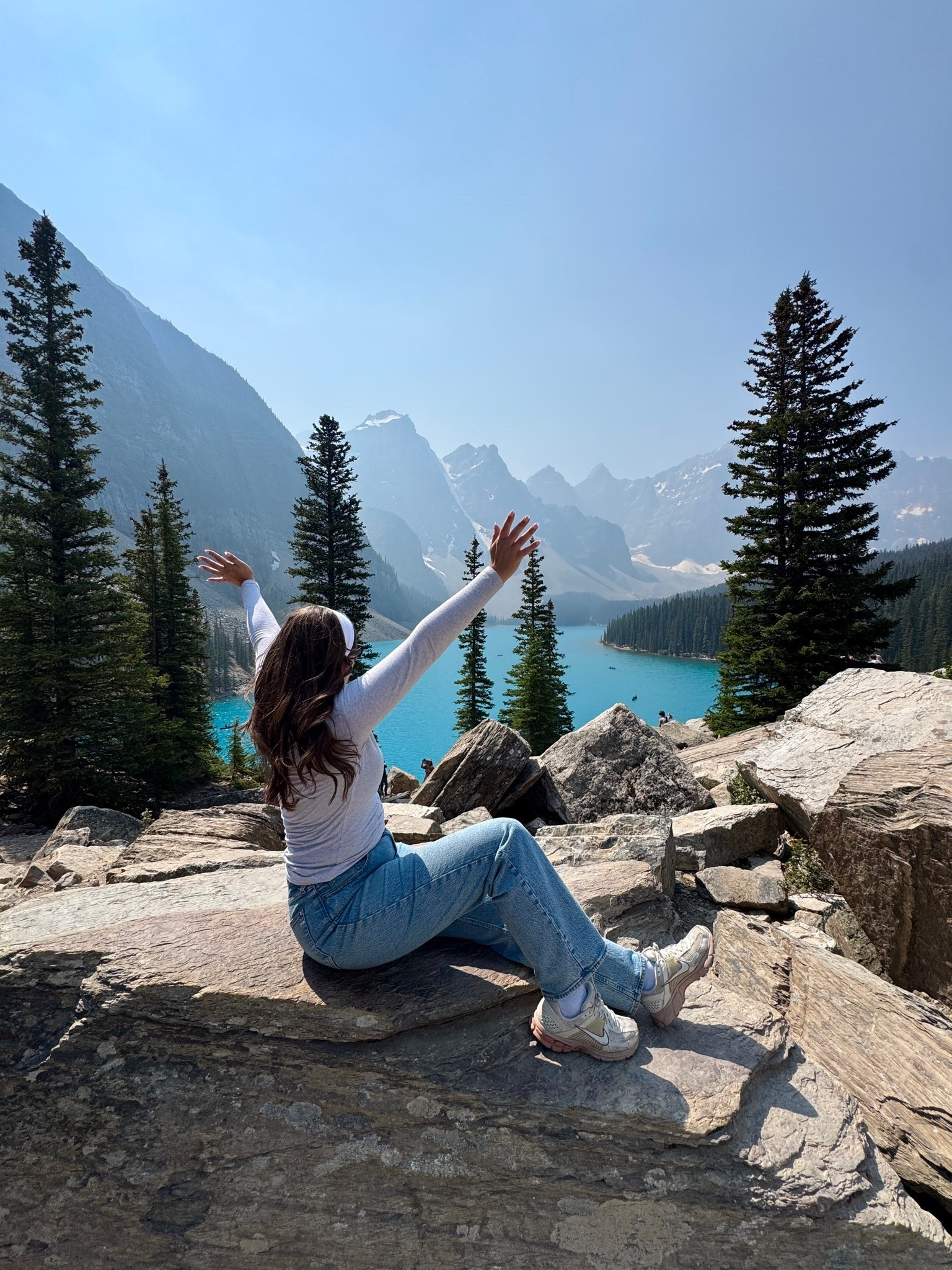 An outfit I wore in Banff! I love these jeans from Abercrombie and then I paired them with Nike sneakers and a white headband.

#LTKootd