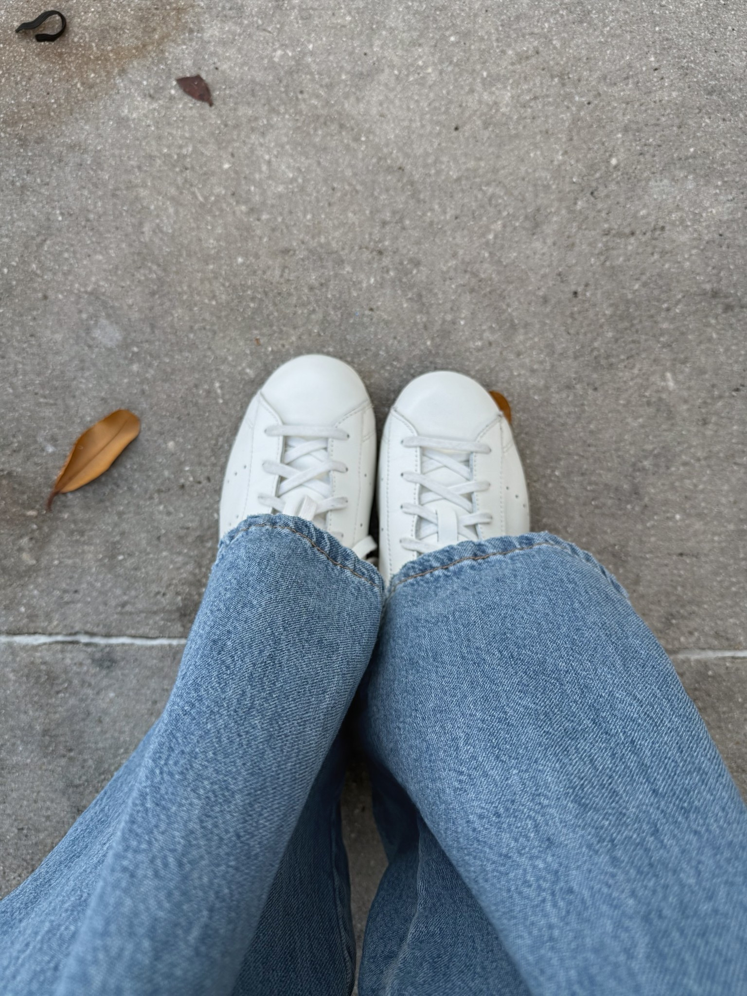 White leather low top sneakers w a  thin, flat sole 🤍

#LTKSaleAlert #LTKActive #LTKootd