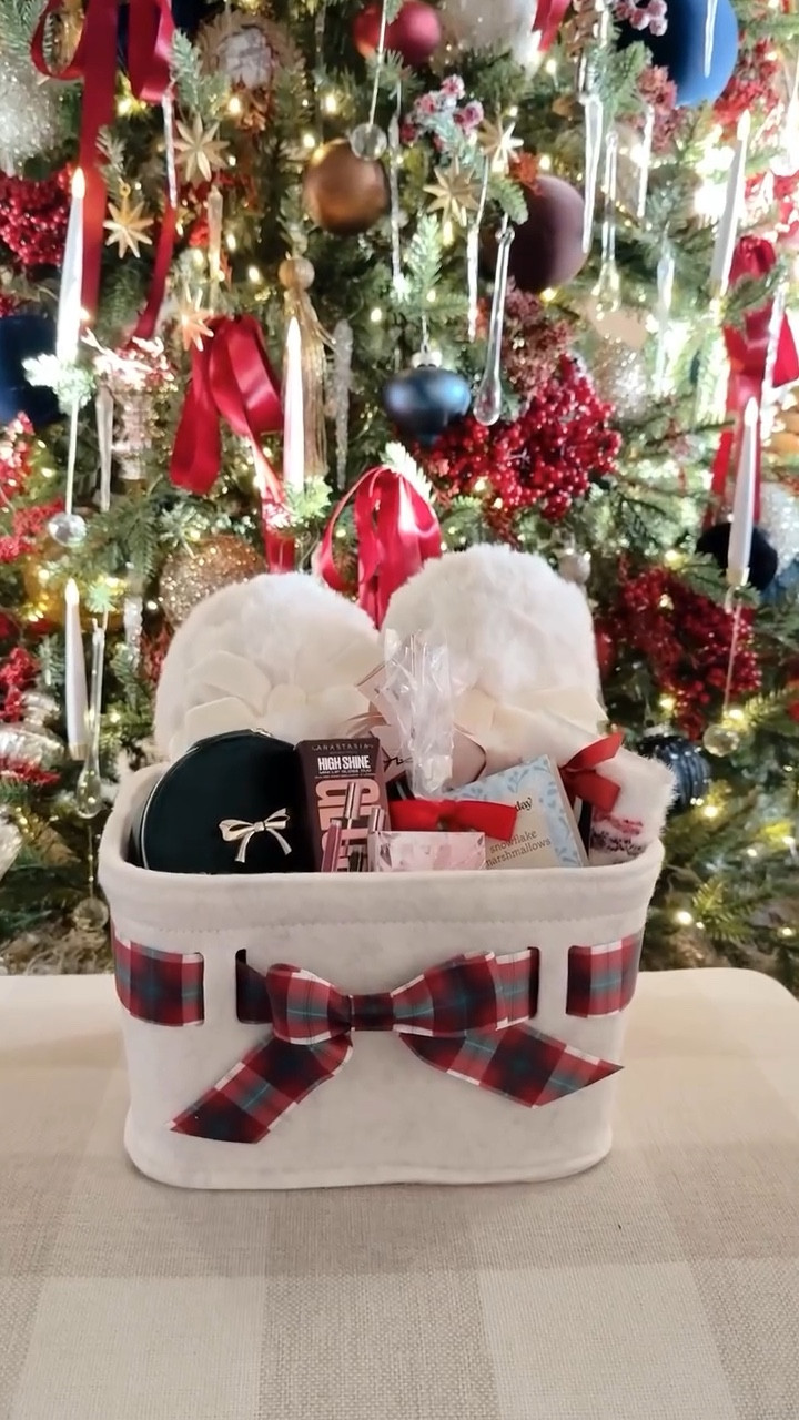 Let me show you how to create the perfect Christmas gift box 🎄🤍, just say “yes please” and I’ll share all the details

#christmasgifts #neutralchristmas #cozygifts #holidayideas #giftboxinspo #christmas