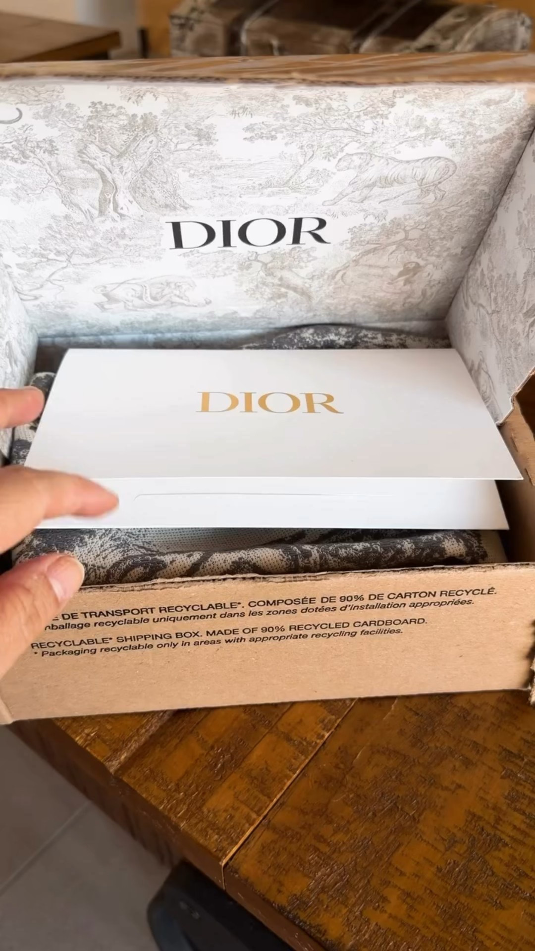 If you’re not shopping directly at @dior / @diorbeauty , you’re missing out. 

#beautycontent #diorbeautyprivé #luxurysamples #skincare #unboxing

#LTKselfcare #LTKBeauty #LTKvlog