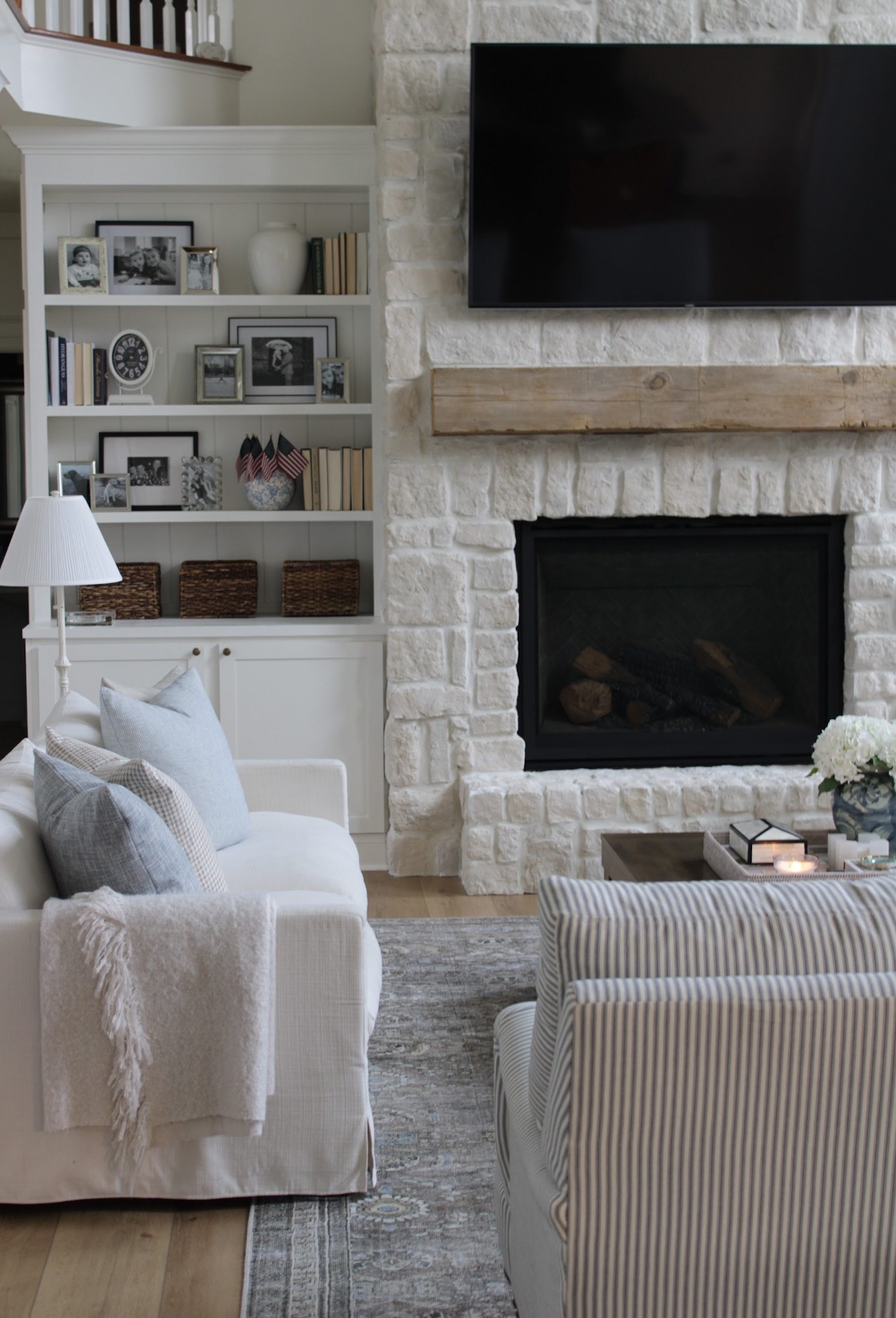 Summer living room decor 

Nancy meyers | Ralph Lauren | Martha stewart | classic | timeless design | summer decor | Wayfair | world market | shelf styling | americana | blue and white | hydrangeas | Alice lane | hackner home | pottery barn | 

#LTKHome #LTKStyleTip #LTKSummerEdit