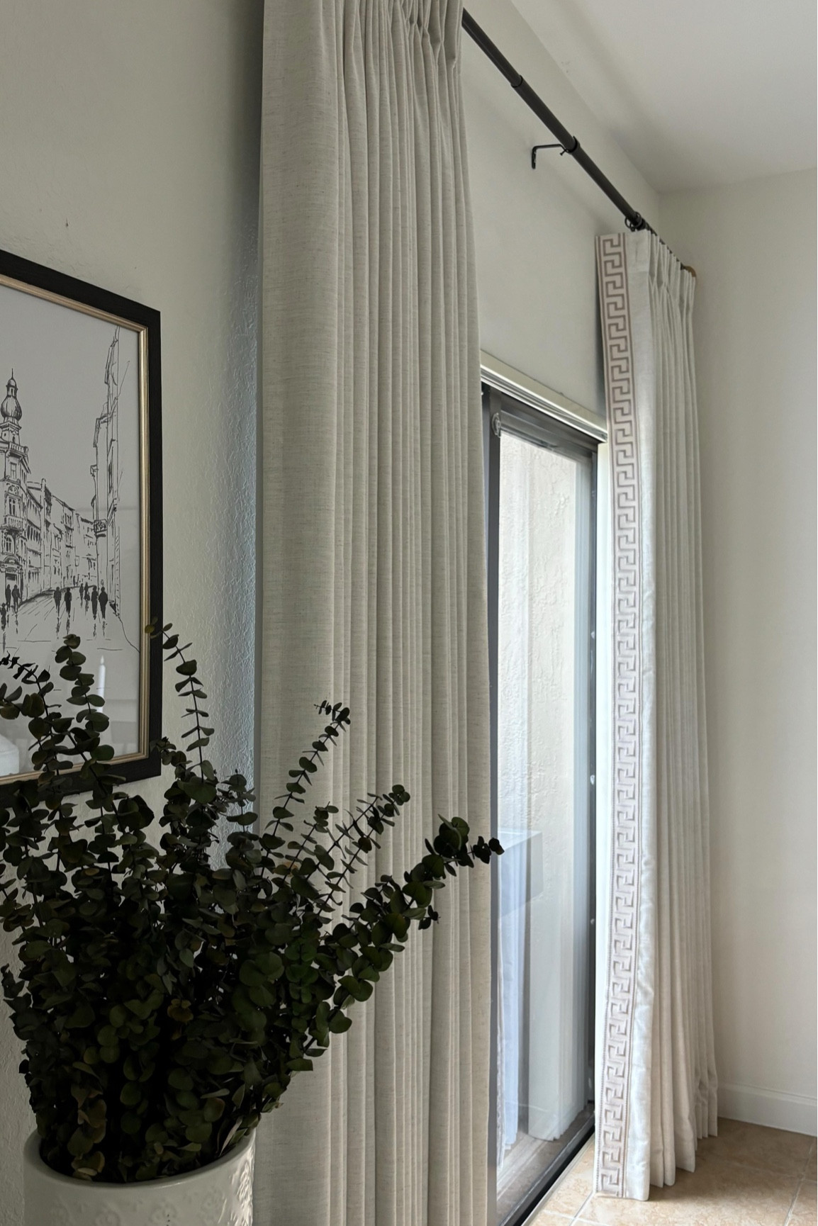 Dinning Room Decoration. 
Hoy mi comedor se viste de fiesta con estas increibles e impresionantes cortinas de @curtarra_curtains 
Todos los que amamos la decoración y diseño del hogar sabemos  que unas buenas cortinas transforman y elevan cualquier habitación. 
Y si hablamos de buenas cortinas, no puedo dejar de mencionarte  a Sabrina by  @curtarra_curtains  que realmente me encanta como luce en mi hogar.
Curtarra Curtains te ofrece una variada selección de cortinas que puedes personalizar de acuerdo a tu hogar, gusto  y necesidades.
Si necesitas orientación para tomar tus medidas correctamente y que tus cortinas luzcan así de fabulosas puedes escribirme y con mucho gusto te ayudaré. 
Link en mis historias y bio o 
comenta comprar para recibir el enlace para  estas hermosas cortinas.
 
En el video:

Style: Sabrina 
Color: Dove White 
Header: Double Pleat 
Lining: Triple Weave Lining 
Width: 90 
Length: 96 
Quantity: 2 panels 
Design: Band Lilac Hint

#curtarralife #curtarra_curtains #customcurtains 
#homedecor #homedesign #homestyle #interiordesign #curtaindesign #christmasdecor