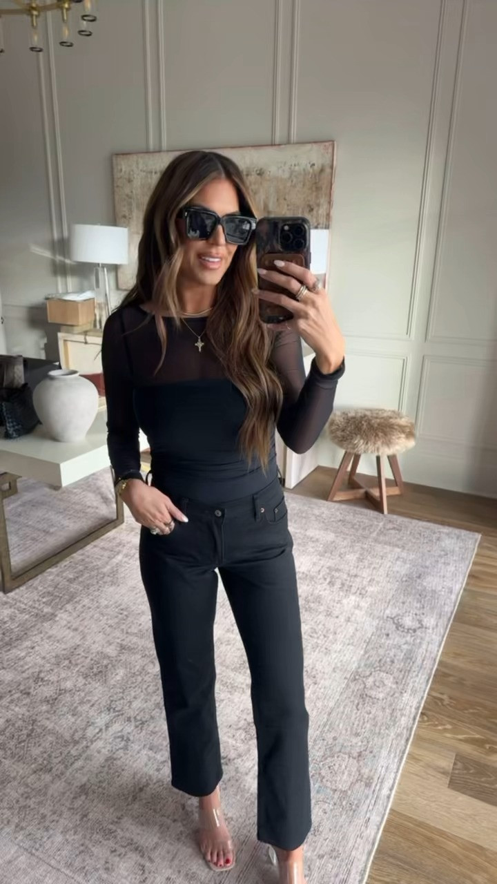 wearing a small bodysuit and size 27 regular jeans! 

up to 40% off + an extra 15% off with code DENIMAF

@abercrombie 

 #abercrombiepartner

* up to 40% off + an extra 15% off with code DENIMAF