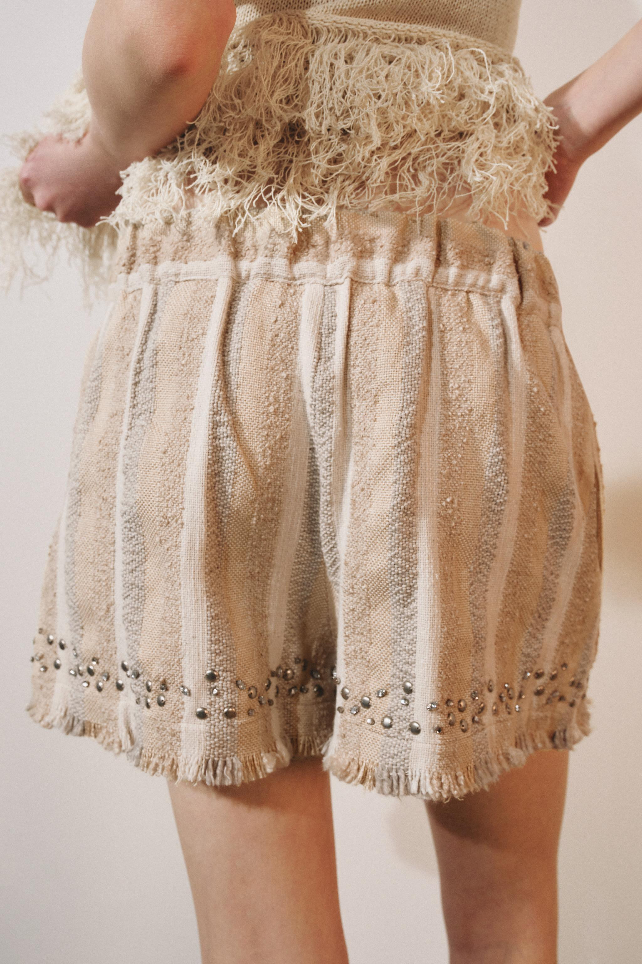 BeschreibungMaterialzusammensetzungMa\u00dfeGr\u00f6\u00dfe des Models: 176 cmZARA WOMAN COLLECTI... | Zara US
