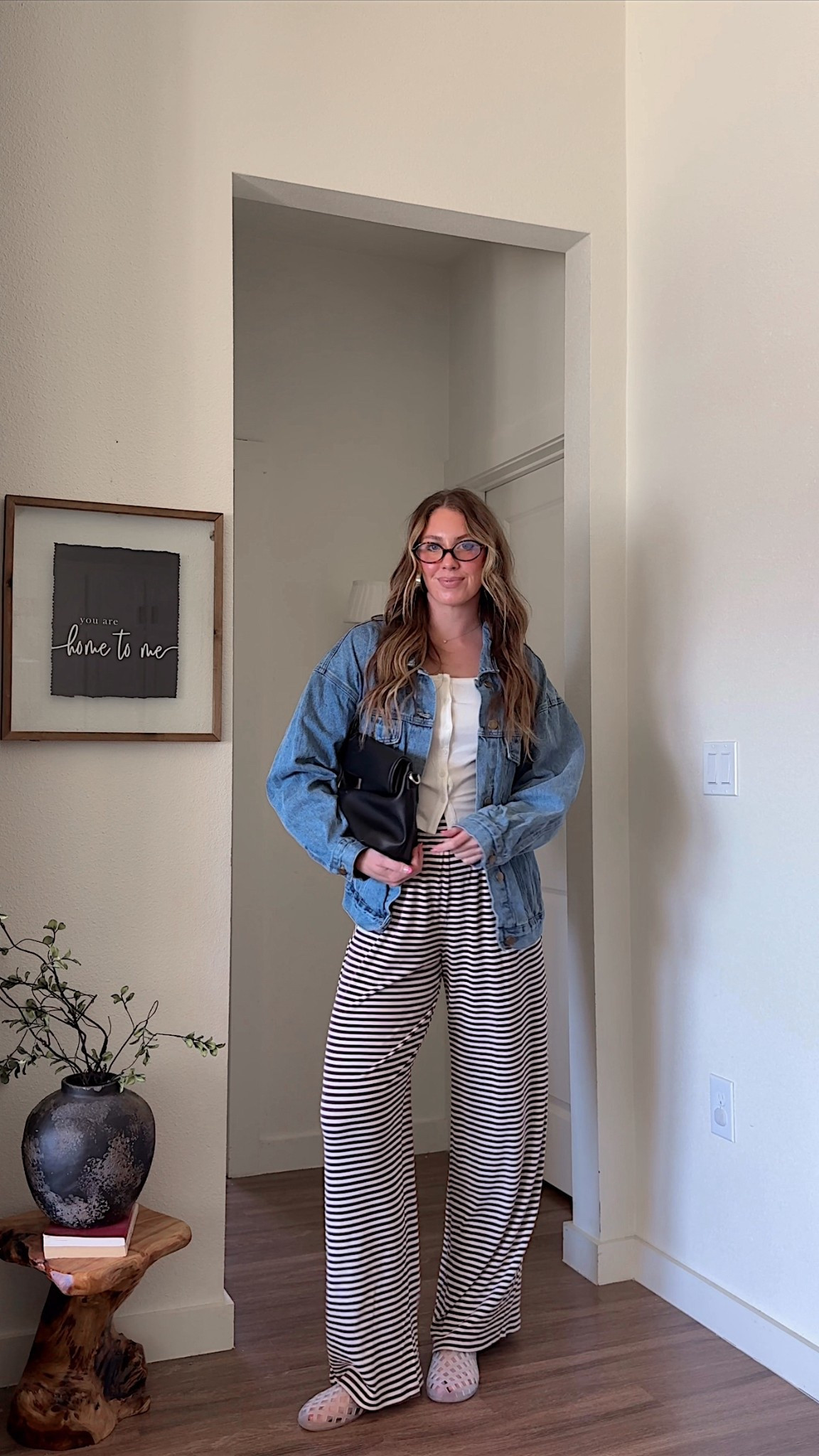 Casual mom ootd - perfect for school pick up drop off, travel, running errands etc! These stripe lounge pants are one of my current FAVORITE pairs of pants! Tall girl friendly and super comfy 

#LTKootd
