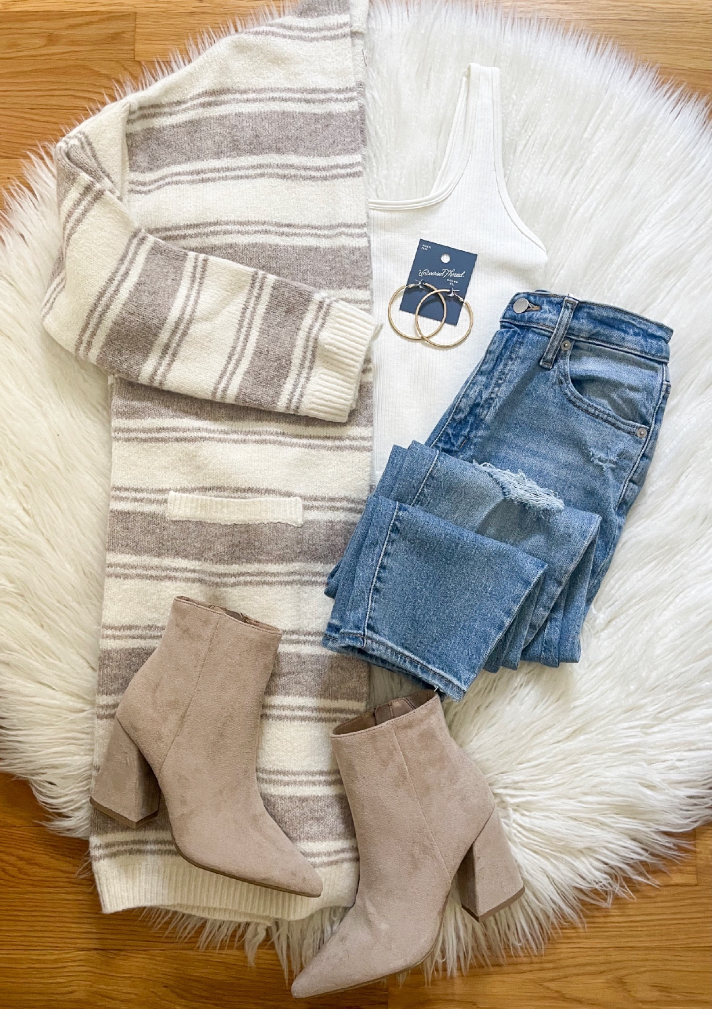 Sharing this cozy Knox Rose cardigan with tonight!  It’s perfect for a cold day, has pockets & so soft!  Styled it with this ribbed tank, jeans & boots!  Everything is linked in my bio & stories for you 🤍

#LTKstyletip #LTKfindsunder50 #LTKshoecrush