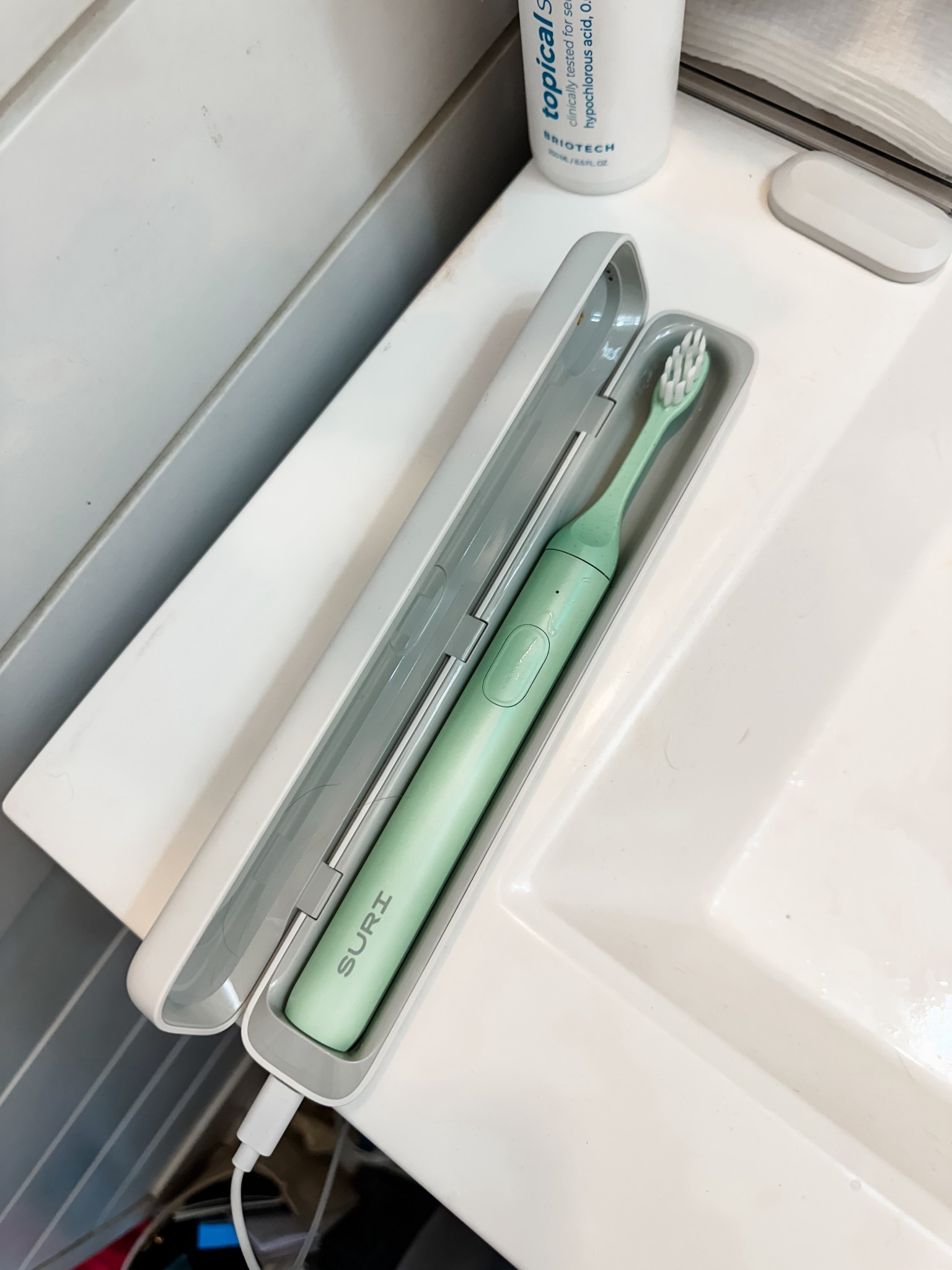 Built-in Touchsense™ pressure sensor for smarter, guided brushing
1+ month battery life on a single charge
Travel case with built-in UV light that kills 99.9% of bacteria
Powerful motor with over 33,000 vibrations per minute for a deep clean
Whisper-quiet performance at just 50dB
Easy recycling program for used brush heads