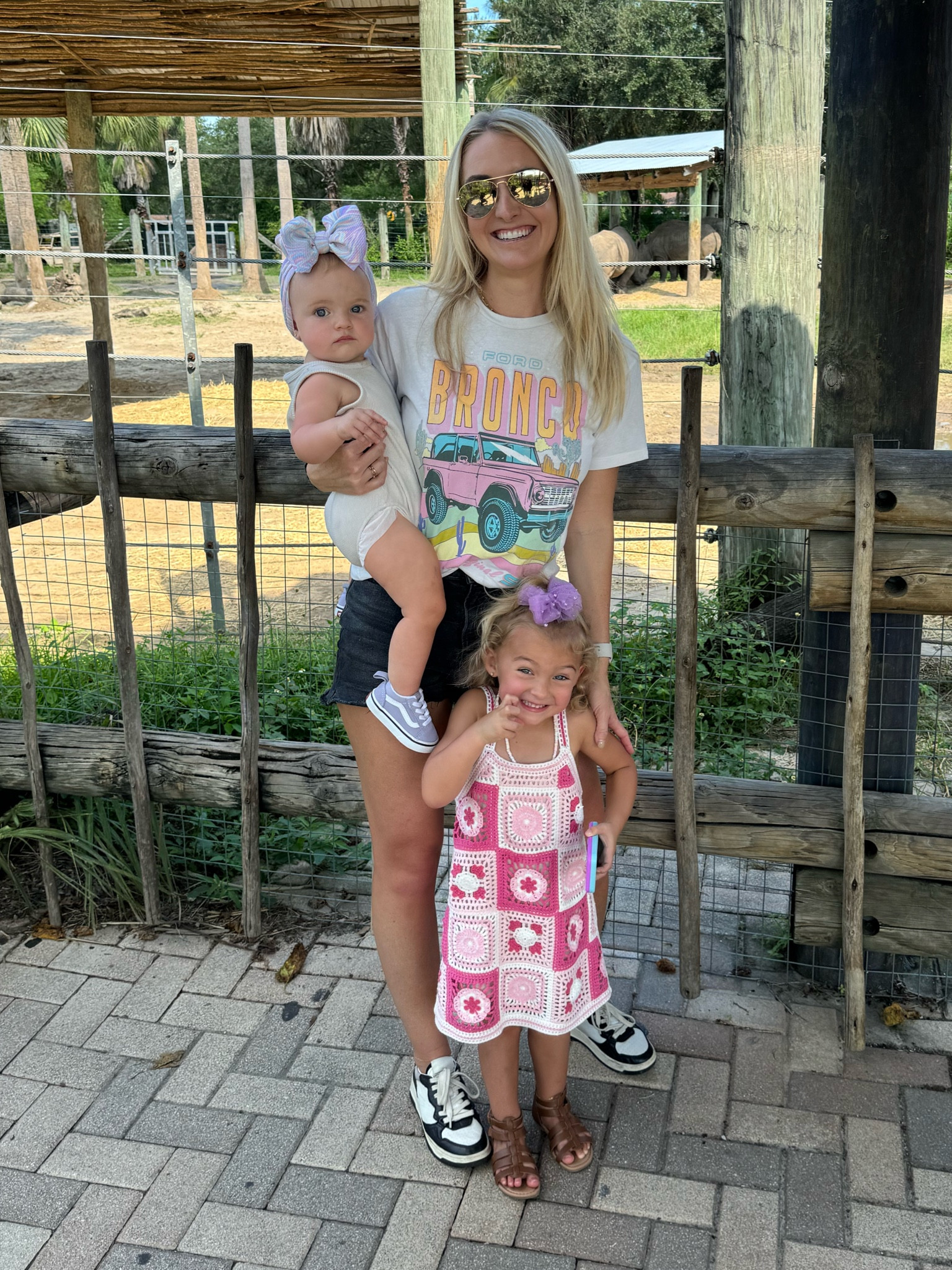 Zoo day with my girls 🦒🐘

Laylas dress: Tullabee Danica Crochet Dress