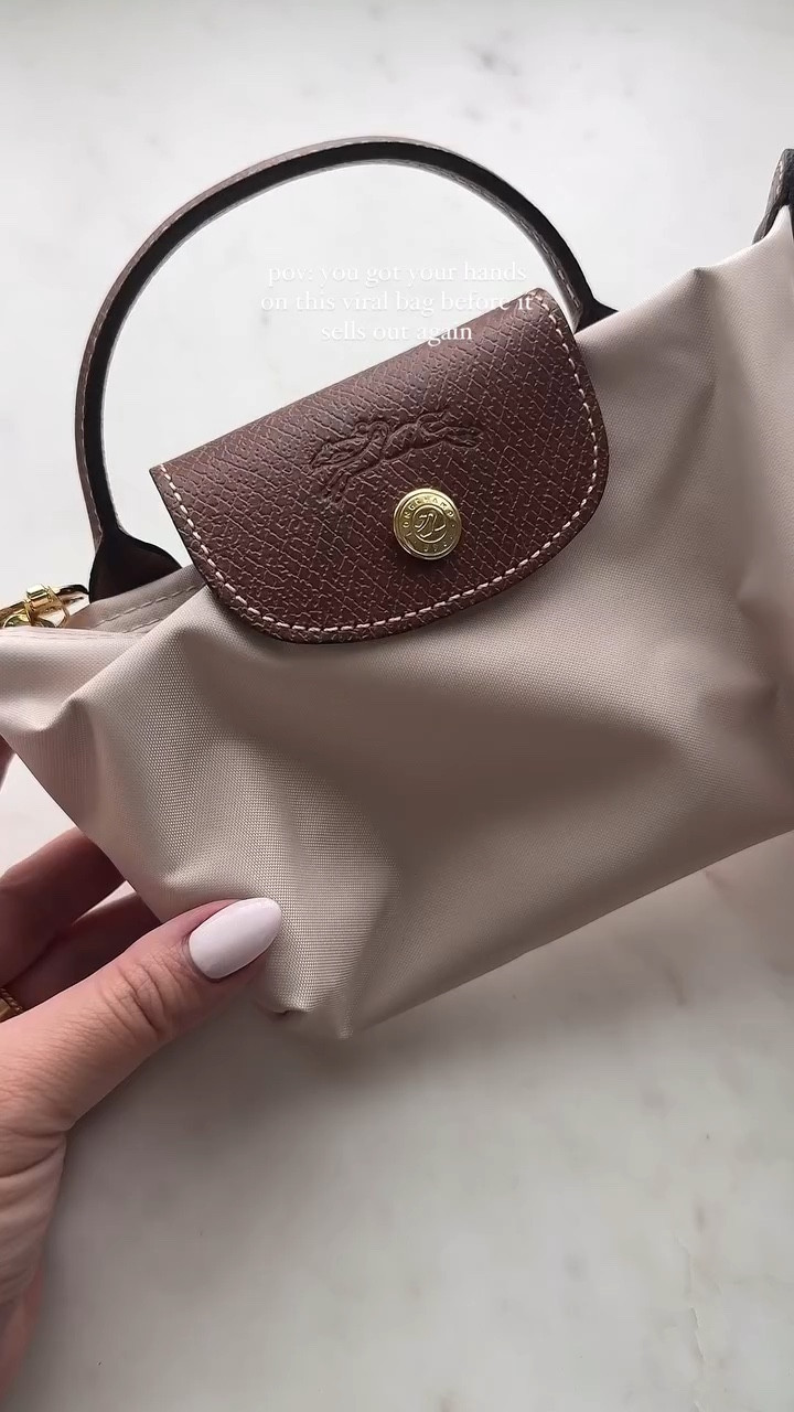 Unbox my new cutesy bag. 🤍

Bag: @longchamp Le Pliage Mini (cosmetic case)
Color: paper 

#LTKbag #LTKstyletip