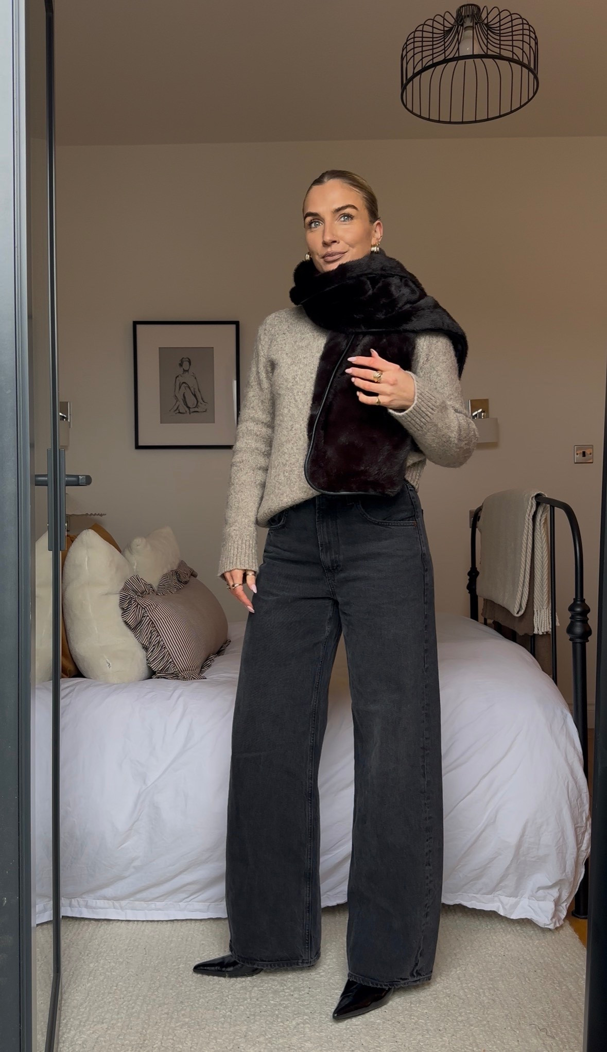 Workwear outfit 
Agolde curve jeans 
Black barrel leg jeans outfit 
Faux fur scarf 

#LTKjeans #LTKstyletip #LTKwinter