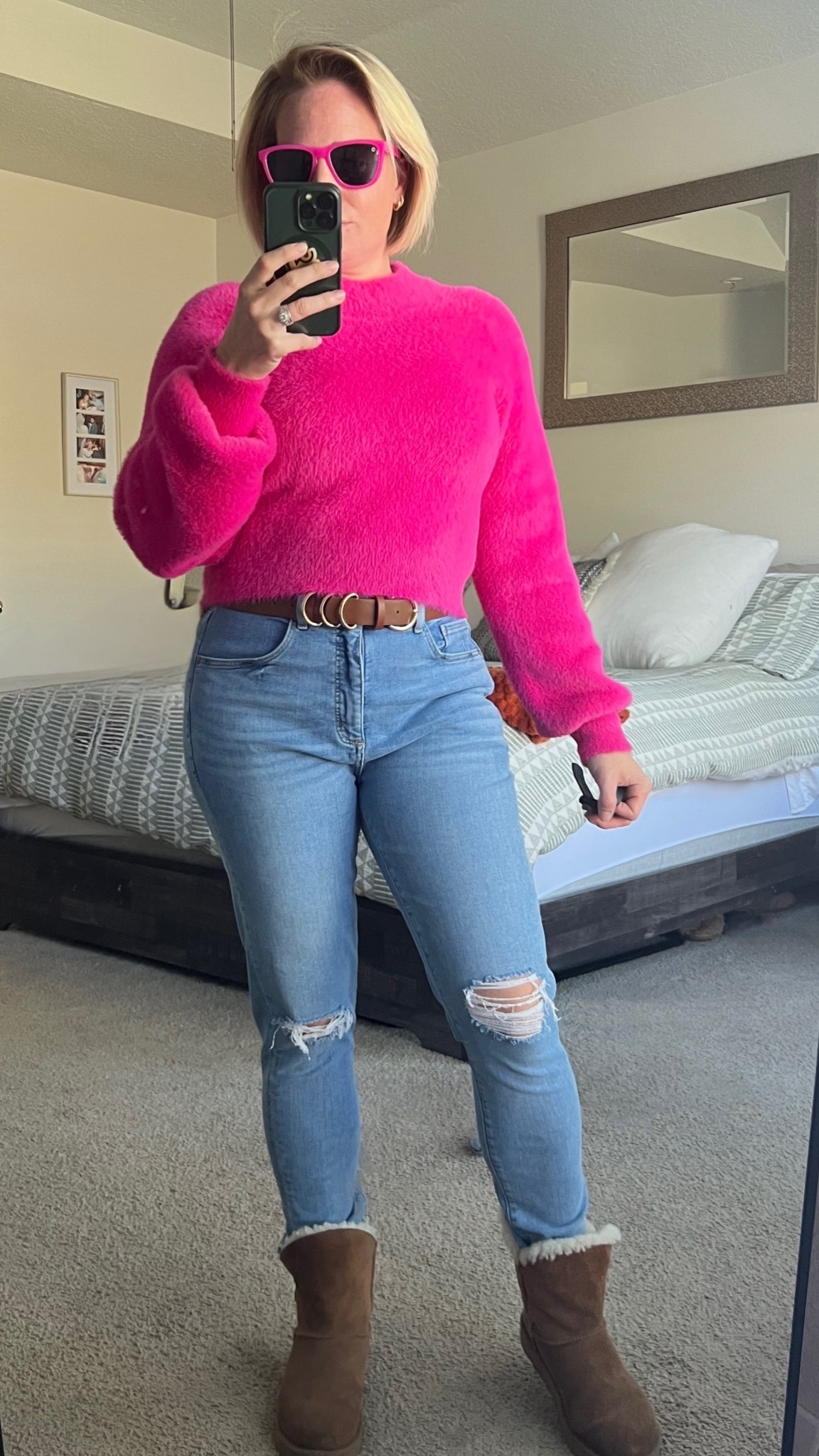 Obsessed with these loft jeans — the perfect hug in all the right places 🙌 Paired with my cozy UGG boots and my go-to Knockaround sunnies for that laid-back, “I didn’t try but I did” vibe.

Comfy enough for school drop-off, errands, and coffee runs… cute enough for when you randomly see everyone you know 😅

Linked everything for you 🤎
#MomStyle #LTKStyle #EverydayOutfit #CasualChic #TexasMomStyle

#LTKmomlife #LTKootd
