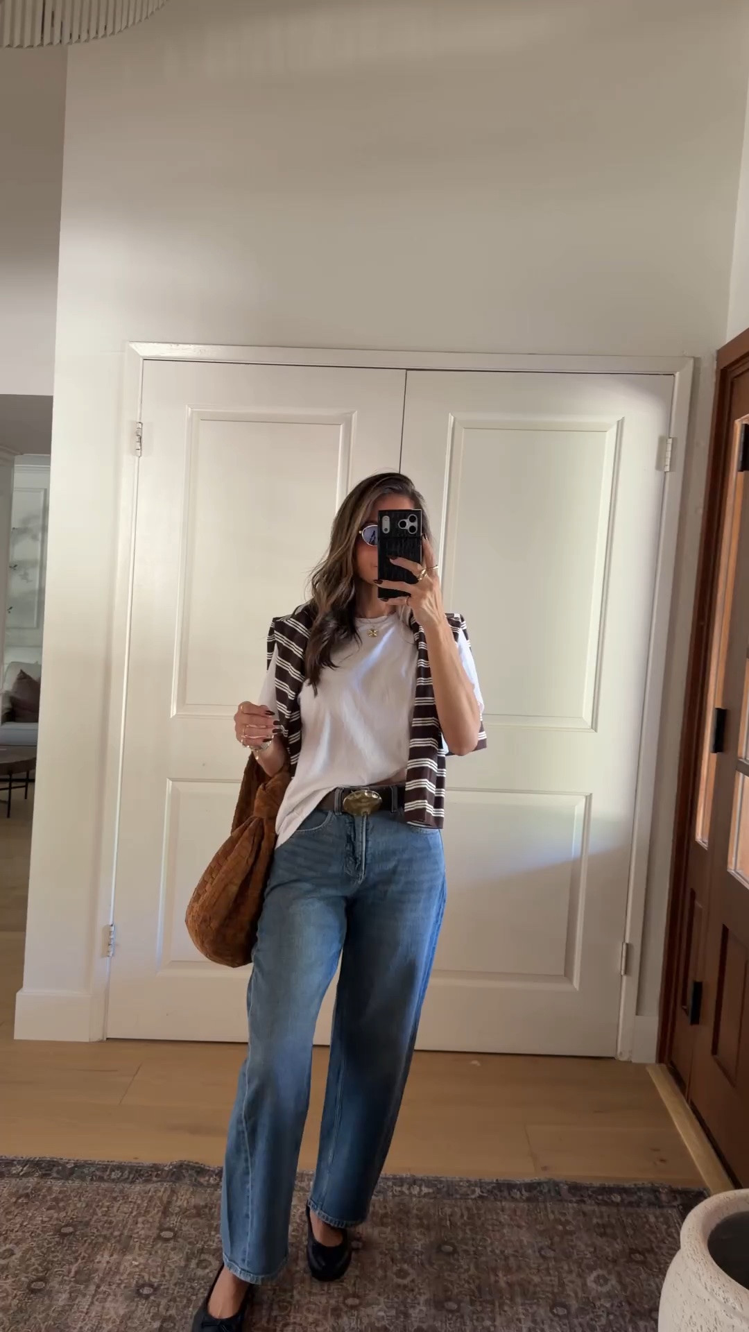 My favorite way to elevate a basic outfit? A statement belt and a cute bag! Sometimes it’s the little details that make the outfit. 🤎