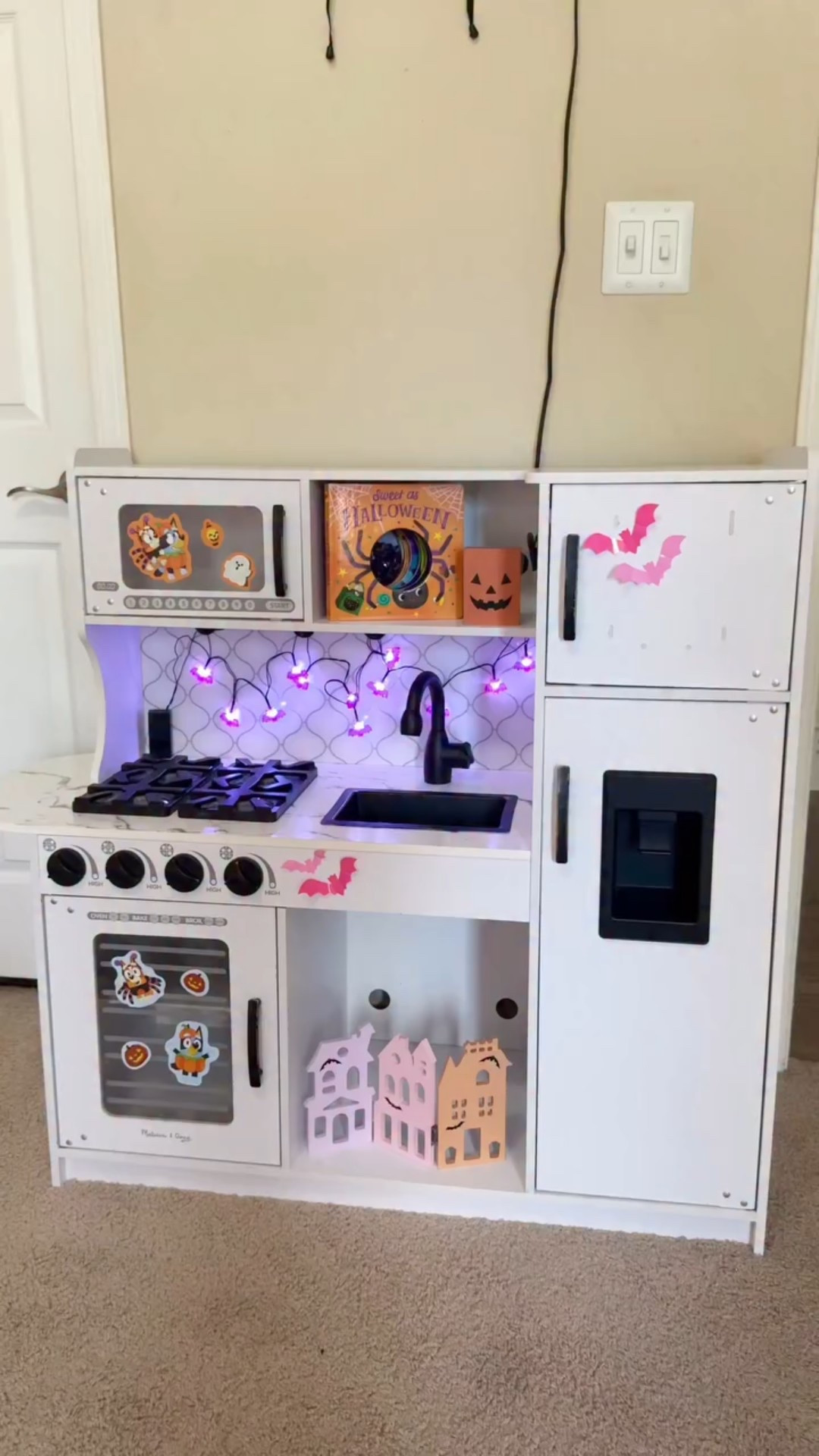Halloween play kitchen makeover 👻🎃 I love giving the playroom a fun mini makeover for every holiday 🥰 I’m late posting this one.. did this on Oct. 1st 🤭 #playkitchen #halloween #playroommakeover #playroominspo #playkitchenmakeover @melissaanddougtoys @dollartree @silverdolphinbooks @officialbluey