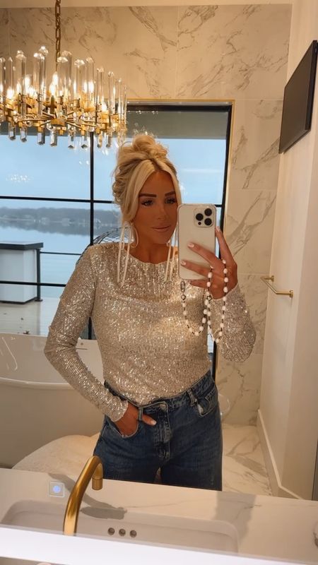 Perfect casual sparkle top! I’m in a medium 