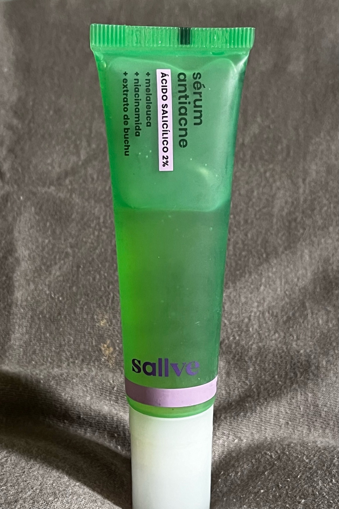 Esse é o Sérum Antiacne que consegue tratar a acne e ajuda na diminuição da mancha também, além disso, tem ações secativas que agem por 24 horas, diminuindo bastante a acne 💚

Para usar é simples: depois de limpar a pele com um gel de limpeza e um tônico, passar o sérum em cima das acnes e depois vem espalhando ao redor delas, e espera a pele absorver o produto para da continuidade com a skin care.

Já utilizo a quase 1 ano e ele ajuda demais a minha pele e trata muito bem os meus problemas com acne.

Observações⚠️: não passar na região dos olhos; passe protetor solar após o uso do produto; e quando estiver com pele mais sensível pode acaba ficando vermelho o lugar onde passou o produto e pode começar a “arder” um pouco, que até aí normal, mas se arder muito, recomendo que tire o produto imediatamente e procurar um dermato para ver o que pode ter acontecido.



#LTKbeauty #LTKGiftGuide #LTKbrasil