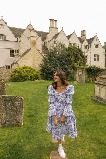 Cutest puff pillowy sleeve dress. China pattern dress. Perfect dress for the countryside  